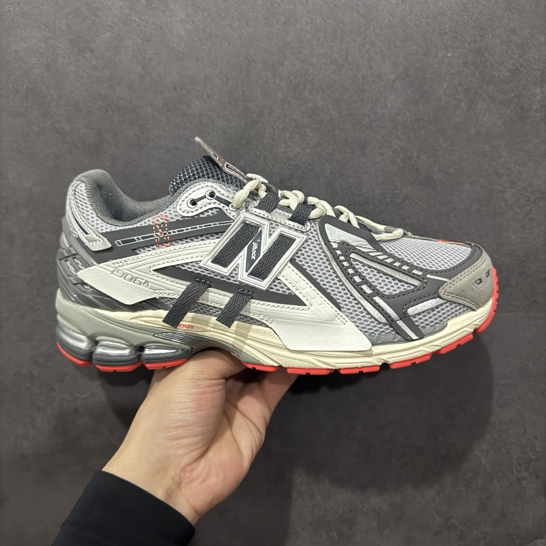 【纯原B版】NB新百伦New Balance M1906R 系列复古老爹风休闲运动慢跑鞋 M1906AC 高度复刻原厂大底 追求极致完美 每一双都是工艺品 采用轻质牛剖革拼接透气网眼衬垫织物鞋面材质 T-Beam大底提供足步弓支撑，保持步态稳定#后跟搭载外露缓震胶 鞋身整体以各种深浅不一的灰色覆盖，鞋头以淡蓝色调装饰，网眼衬垫通过不规律的色块实现做旧的美感，泛黄的鞋底更是进一步增添了复古气息。 尺码：36 37 37.5 38 38.5 39.5 40 40.5 41.5 42 42.5 43 44 45 46.5-选品中心