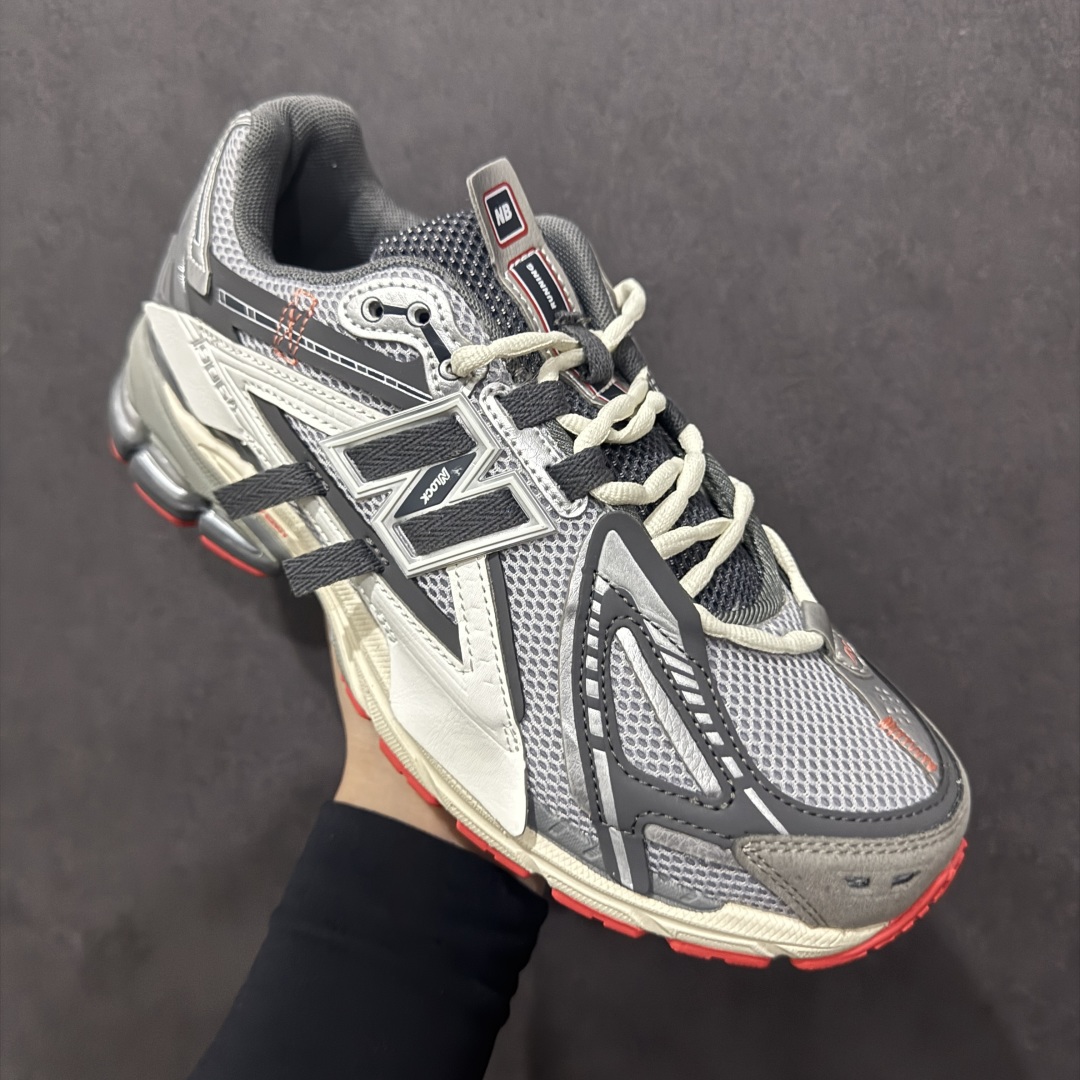 图片[3]-【纯原B版】NB新百伦New Balance M1906R 系列复古老爹风休闲运动慢跑鞋 M1906AC 高度复刻原厂大底 追求极致完美 每一双都是工艺品 采用轻质牛剖革拼接透气网眼衬垫织物鞋面材质 T-Beam大底提供足步弓支撑，保持步态稳定#后跟搭载外露缓震胶 鞋身整体以各种深浅不一的灰色覆盖，鞋头以淡蓝色调装饰，网眼衬垫通过不规律的色块实现做旧的美感，泛黄的鞋底更是进一步增添了复古气息。 尺码：36 37 37.5 38 38.5 39.5 40 40.5 41.5 42 42.5 43 44 45 46.5-选品中心