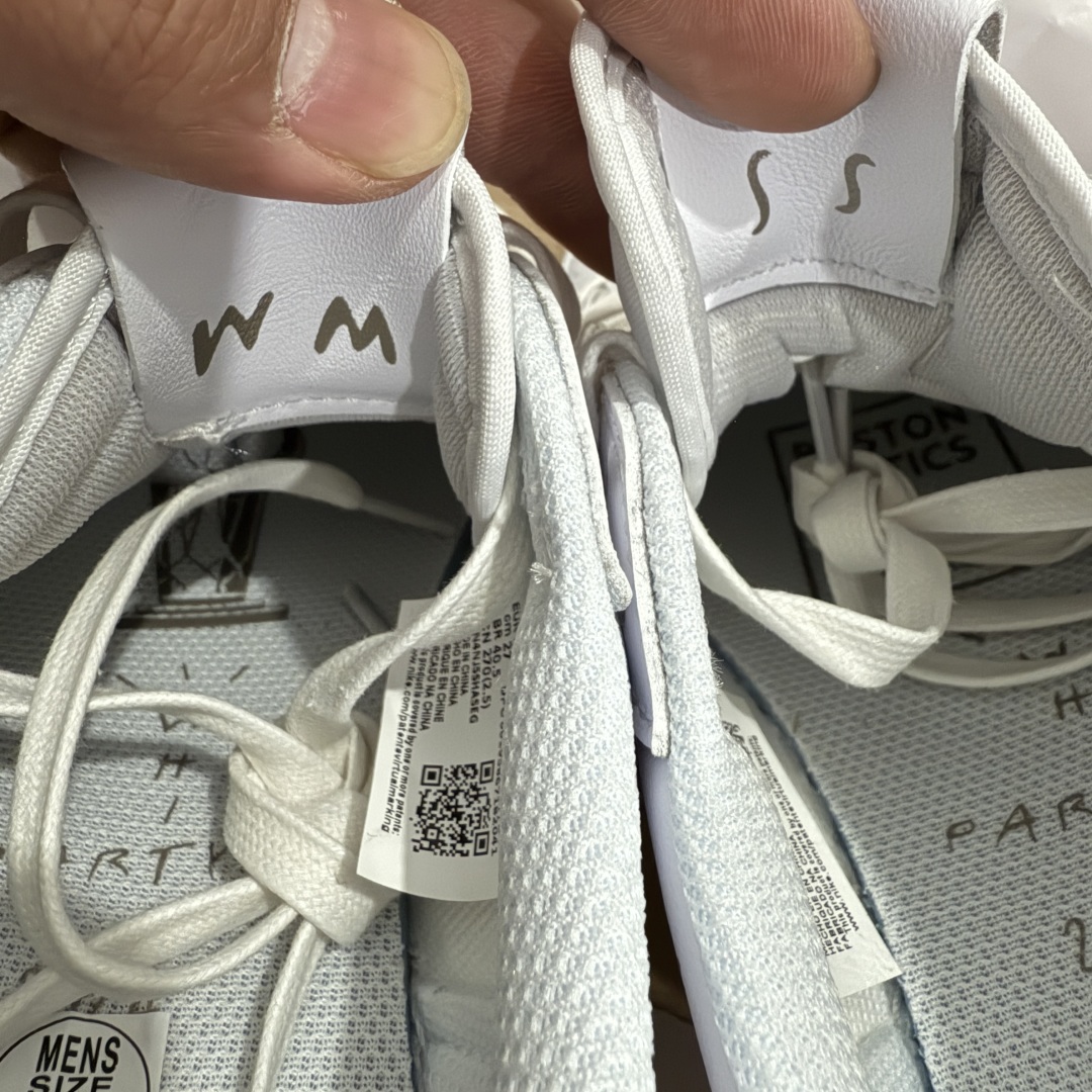 图片[8]-【FK纯原版】Travis Scott x Air Jordan AJ1 Low OG SP TS联名倒钩低帮 亲友限定 纯白 TD1228-111 目前市场最强版本 品质非常顶 知名大厂出品 纯原第一梯队版本 产品品控稳定性领先行业 各方面均可对飙市面通货版 SZ原厂全套原楦原纸板冲刀磨具开发 原厂皮料加持 原厂港宝加持定型后跟R度完美 同源原厂电绣 鬼脸飞翼针数密度立体效果一致 百分百一致原鞋 原厂拉帮工艺 针距密度一致 后跟弧度收口自然不对折 极致一眼正品既视感 进口玻璃冲刀皮料裁剪零毛边 全鞋电脑针车工艺 品控清洁度最高QC检验标准 免检产品 原厂订购鞋盒、鞋标、防尘纸、鞋撑、鞋带 追求极致的原厂味道 尺码：36-48.5-选品中心