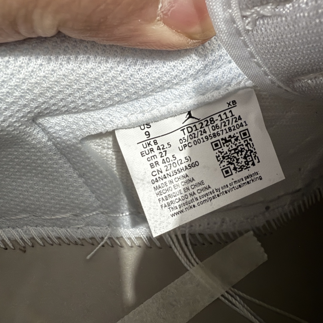 图片[12]-【FK纯原版】Travis Scott x Air Jordan AJ1 Low OG SP TS联名倒钩低帮 亲友限定 纯白 TD1228-111 目前市场最强版本 品质非常顶 知名大厂出品 纯原第一梯队版本 产品品控稳定性领先行业 各方面均可对飙市面通货版 SZ原厂全套原楦原纸板冲刀磨具开发 原厂皮料加持 原厂港宝加持定型后跟R度完美 同源原厂电绣 鬼脸飞翼针数密度立体效果一致 百分百一致原鞋 原厂拉帮工艺 针距密度一致 后跟弧度收口自然不对折 极致一眼正品既视感 进口玻璃冲刀皮料裁剪零毛边 全鞋电脑针车工艺 品控清洁度最高QC检验标准 免检产品 原厂订购鞋盒、鞋标、防尘纸、鞋撑、鞋带 追求极致的原厂味道 尺码：36-48.5-选品中心