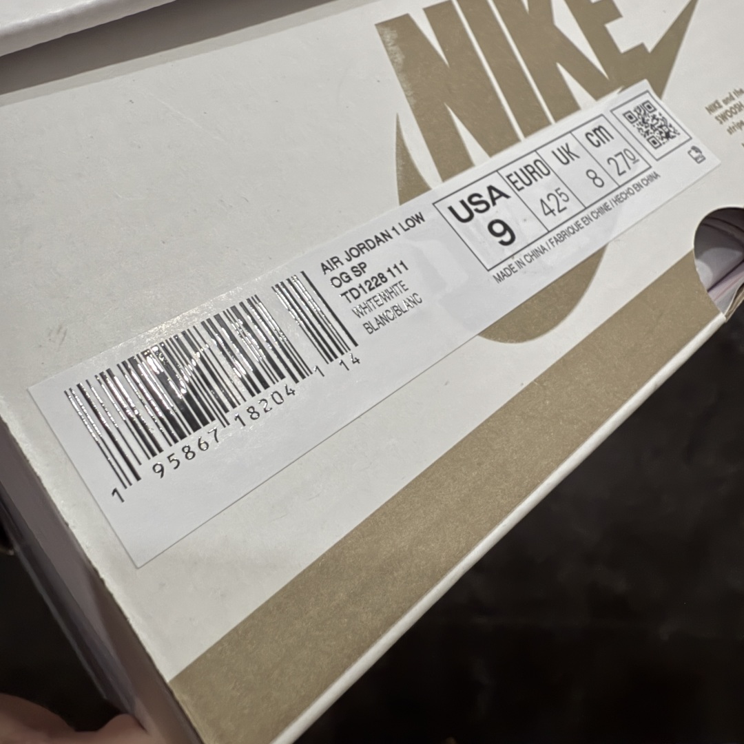 图片[16]-【FK纯原版】Travis Scott x Air Jordan AJ1 Low OG SP TS联名倒钩低帮 亲友限定 纯白 TD1228-111 目前市场最强版本 品质非常顶 知名大厂出品 纯原第一梯队版本 产品品控稳定性领先行业 各方面均可对飙市面通货版 SZ原厂全套原楦原纸板冲刀磨具开发 原厂皮料加持 原厂港宝加持定型后跟R度完美 同源原厂电绣 鬼脸飞翼针数密度立体效果一致 百分百一致原鞋 原厂拉帮工艺 针距密度一致 后跟弧度收口自然不对折 极致一眼正品既视感 进口玻璃冲刀皮料裁剪零毛边 全鞋电脑针车工艺 品控清洁度最高QC检验标准 免检产品 原厂订购鞋盒、鞋标、防尘纸、鞋撑、鞋带 追求极致的原厂味道 尺码：36-48.5-选品中心