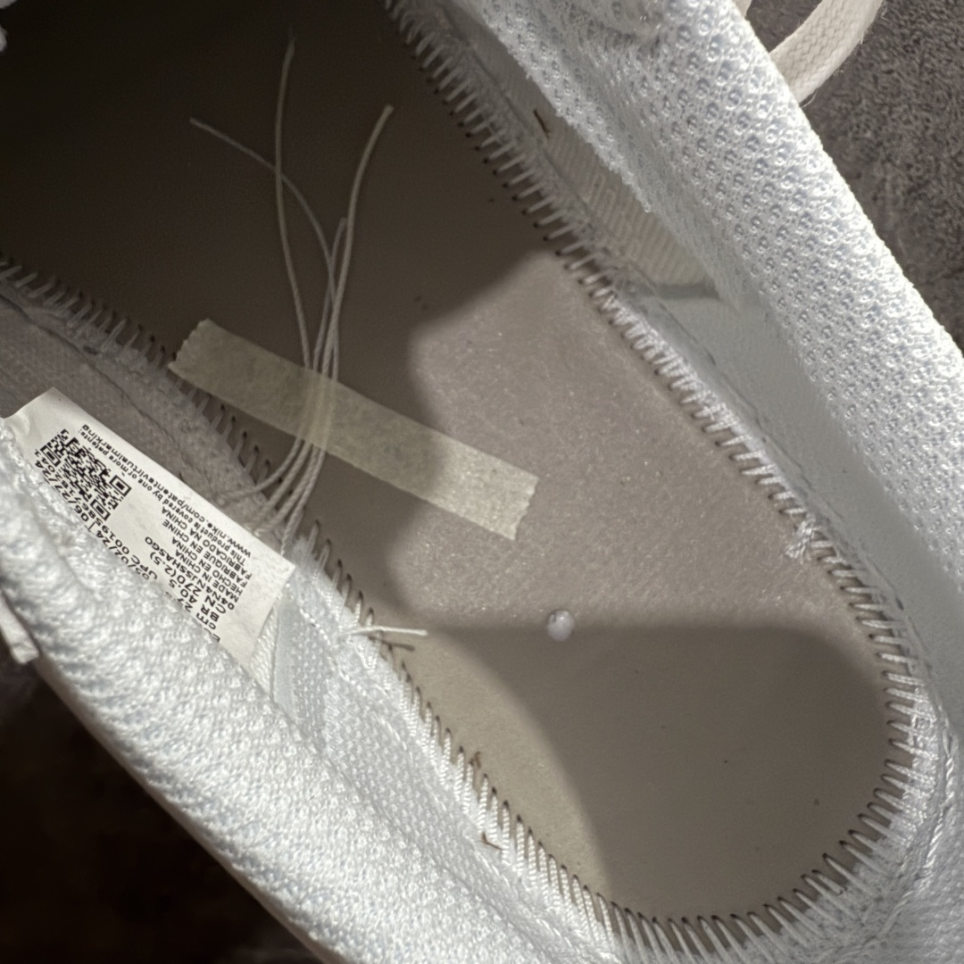 图片[11]-【FK纯原版】Travis Scott x Air Jordan AJ1 Low OG SP TS联名倒钩低帮 亲友限定 纯白 TD1228-111 目前市场最强版本 品质非常顶 知名大厂出品 纯原第一梯队版本 产品品控稳定性领先行业 各方面均可对飙市面通货版 SZ原厂全套原楦原纸板冲刀磨具开发 原厂皮料加持 原厂港宝加持定型后跟R度完美 同源原厂电绣 鬼脸飞翼针数密度立体效果一致 百分百一致原鞋 原厂拉帮工艺 针距密度一致 后跟弧度收口自然不对折 极致一眼正品既视感 进口玻璃冲刀皮料裁剪零毛边 全鞋电脑针车工艺 品控清洁度最高QC检验标准 免检产品 原厂订购鞋盒、鞋标、防尘纸、鞋撑、鞋带 追求极致的原厂味道 尺码：36-48.5-选品中心