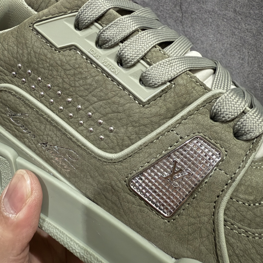 图片[4]-【海淘代购升级版】 现货当天可取 LV Trainer系列高奢运动鞋 新款芯片顶级 潮人必备单品 同步ZP官网空胶工艺 鞋舌、挂饰均镶嵌NFC芯片感应装置 正确胶片断点式设计 中底正确还原原版油印字母比例 1：1原楦格板、楦头、刀磨全新升级！ 独家订制顶级压纹麂皮 原版开模TPU大底 质感原版一致 垫脚聚米微料加透气英伦网布 披靡市场任何版本！细节完美呈现！ 代购指定版本 全新升级最新双盒包装 扫码秒进官网！ 全套包装配件同比原版 尺码： 38-46-选品中心