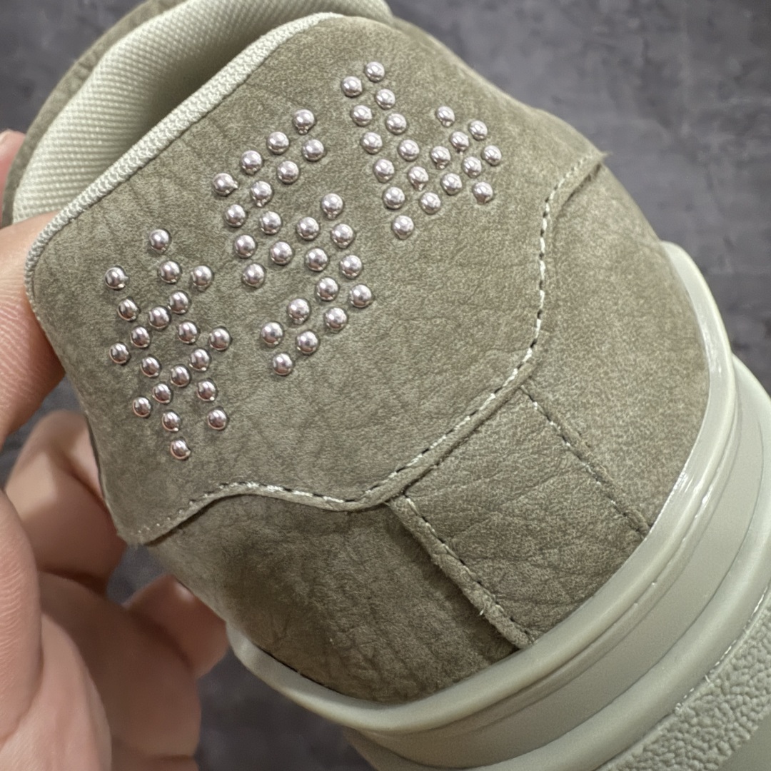 图片[2]-【海淘代购升级版】 现货当天可取 LV Trainer系列高奢运动鞋 新款芯片顶级 潮人必备单品 同步ZP官网空胶工艺 鞋舌、挂饰均镶嵌NFC芯片感应装置 正确胶片断点式设计 中底正确还原原版油印字母比例 1：1原楦格板、楦头、刀磨全新升级！ 独家订制顶级压纹麂皮 原版开模TPU大底 质感原版一致 垫脚聚米微料加透气英伦网布 披靡市场任何版本！细节完美呈现！ 代购指定版本 全新升级最新双盒包装 扫码秒进官网！ 全套包装配件同比原版 尺码： 38-46-选品中心