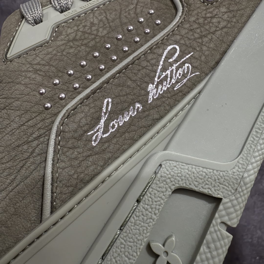 图片[3]-【海淘代购升级版】 现货当天可取 LV Trainer系列高奢运动鞋 新款芯片顶级 潮人必备单品 同步ZP官网空胶工艺 鞋舌、挂饰均镶嵌NFC芯片感应装置 正确胶片断点式设计 中底正确还原原版油印字母比例 1：1原楦格板、楦头、刀磨全新升级！ 独家订制顶级压纹麂皮 原版开模TPU大底 质感原版一致 垫脚聚米微料加透气英伦网布 披靡市场任何版本！细节完美呈现！ 代购指定版本 全新升级最新双盒包装 扫码秒进官网！ 全套包装配件同比原版 尺码： 38-46-选品中心