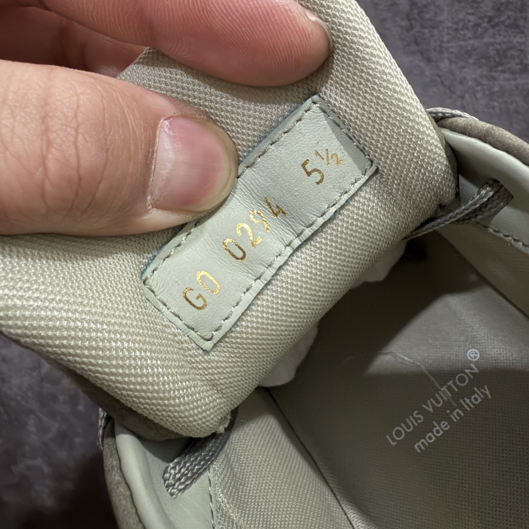 图片[8]-【海淘代购升级版】 现货当天可取 LV Trainer系列高奢运动鞋 新款芯片顶级 潮人必备单品 同步ZP官网空胶工艺 鞋舌、挂饰均镶嵌NFC芯片感应装置 正确胶片断点式设计 中底正确还原原版油印字母比例 1：1原楦格板、楦头、刀磨全新升级！ 独家订制顶级压纹麂皮 原版开模TPU大底 质感原版一致 垫脚聚米微料加透气英伦网布 披靡市场任何版本！细节完美呈现！ 代购指定版本 全新升级最新双盒包装 扫码秒进官网！ 全套包装配件同比原版 尺码： 38-46-选品中心