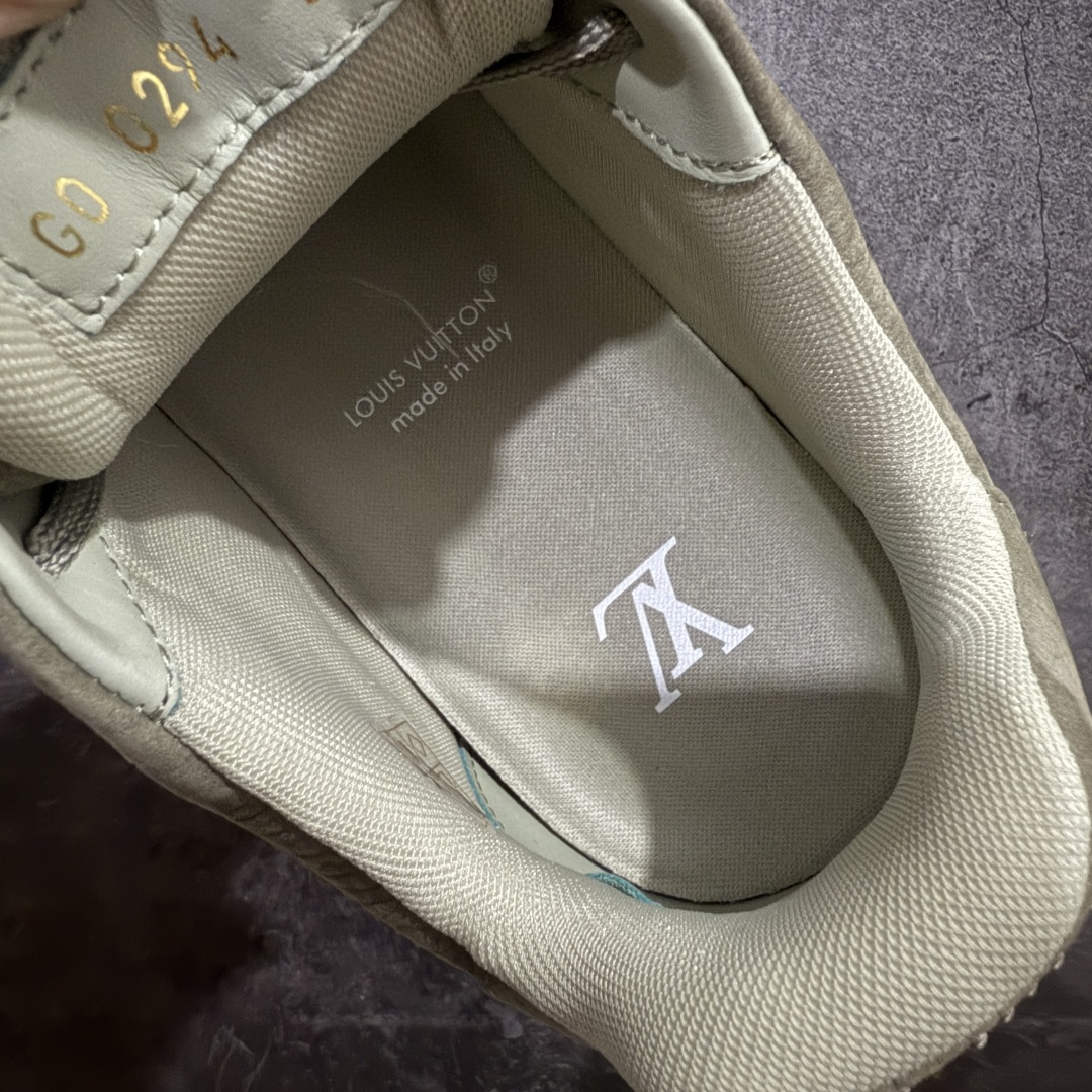 图片[9]-【海淘代购升级版】 现货当天可取 LV Trainer系列高奢运动鞋 新款芯片顶级 潮人必备单品 同步ZP官网空胶工艺 鞋舌、挂饰均镶嵌NFC芯片感应装置 正确胶片断点式设计 中底正确还原原版油印字母比例 1：1原楦格板、楦头、刀磨全新升级！ 独家订制顶级压纹麂皮 原版开模TPU大底 质感原版一致 垫脚聚米微料加透气英伦网布 披靡市场任何版本！细节完美呈现！ 代购指定版本 全新升级最新双盒包装 扫码秒进官网！ 全套包装配件同比原版 尺码： 38-46-选品中心