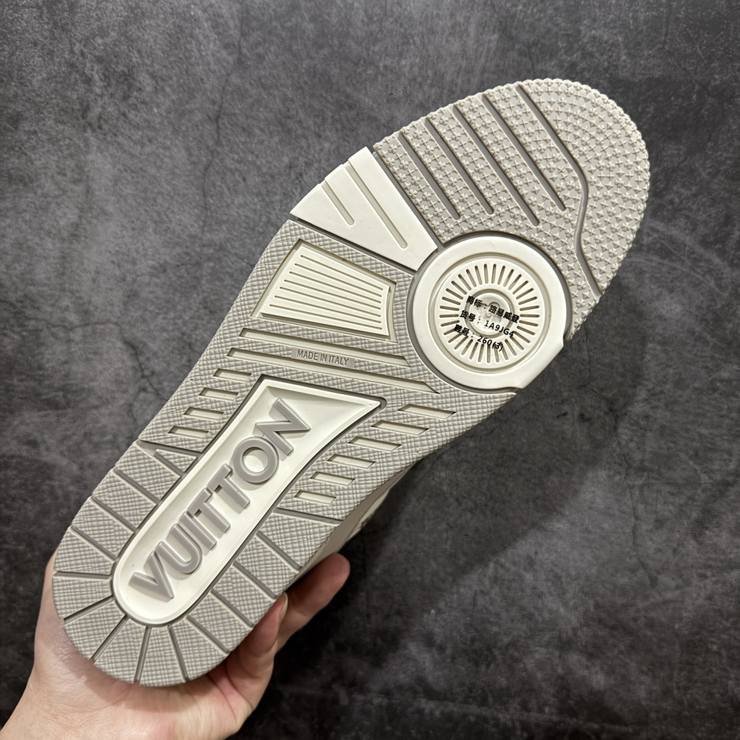 图片[9]-【海淘代购升级版】 现货当天可取 LV Trainer系列高奢运动鞋 新款芯片顶级 潮人必备单品 同步ZP官网空胶工艺 鞋舌、挂饰均镶嵌NFC芯片感应装置 正确胶片断点式设计 中底正确还原原版油印字母比例 1：1原楦格板、楦头、刀磨全新升级！ 独家订制顶级压纹麂皮 原版开模TPU大底 质感原版一致 垫脚聚米微料加透气英伦网布 披靡市场任何版本！细节完美呈现！ 代购指定版本 全新升级最新双盒包装 扫码秒进官网！ 全套包装配件同比原版 尺码： 38-46-选品中心