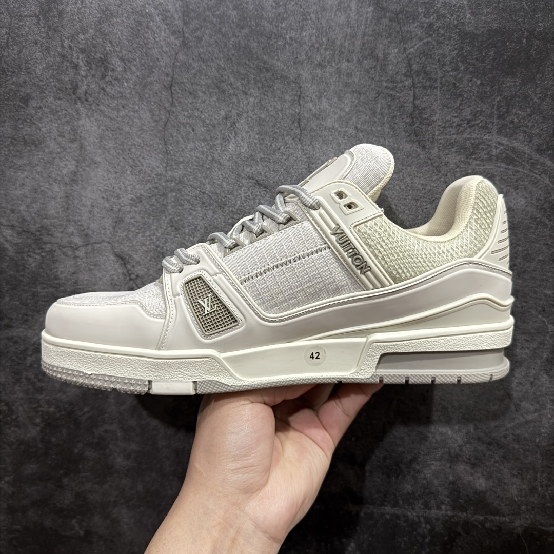 图片[2]-【海淘代购升级版】 现货当天可取 LV Trainer系列高奢运动鞋 新款芯片顶级 潮人必备单品 同步ZP官网空胶工艺 鞋舌、挂饰均镶嵌NFC芯片感应装置 正确胶片断点式设计 中底正确还原原版油印字母比例 1：1原楦格板、楦头、刀磨全新升级！ 独家订制顶级压纹麂皮 原版开模TPU大底 质感原版一致 垫脚聚米微料加透气英伦网布 披靡市场任何版本！细节完美呈现！ 代购指定版本 全新升级最新双盒包装 扫码秒进官网！ 全套包装配件同比原版 尺码： 38-46-选品中心