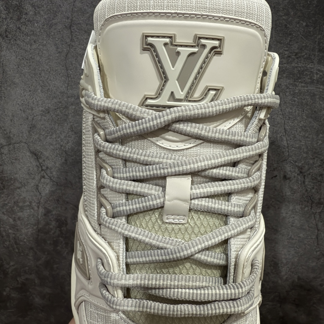 图片[6]-【海淘代购升级版】 现货当天可取 LV Trainer系列高奢运动鞋 新款芯片顶级 潮人必备单品 同步ZP官网空胶工艺 鞋舌、挂饰均镶嵌NFC芯片感应装置 正确胶片断点式设计 中底正确还原原版油印字母比例 1：1原楦格板、楦头、刀磨全新升级！ 独家订制顶级压纹麂皮 原版开模TPU大底 质感原版一致 垫脚聚米微料加透气英伦网布 披靡市场任何版本！细节完美呈现！ 代购指定版本 全新升级最新双盒包装 扫码秒进官网！ 全套包装配件同比原版 尺码： 38-46-选品中心