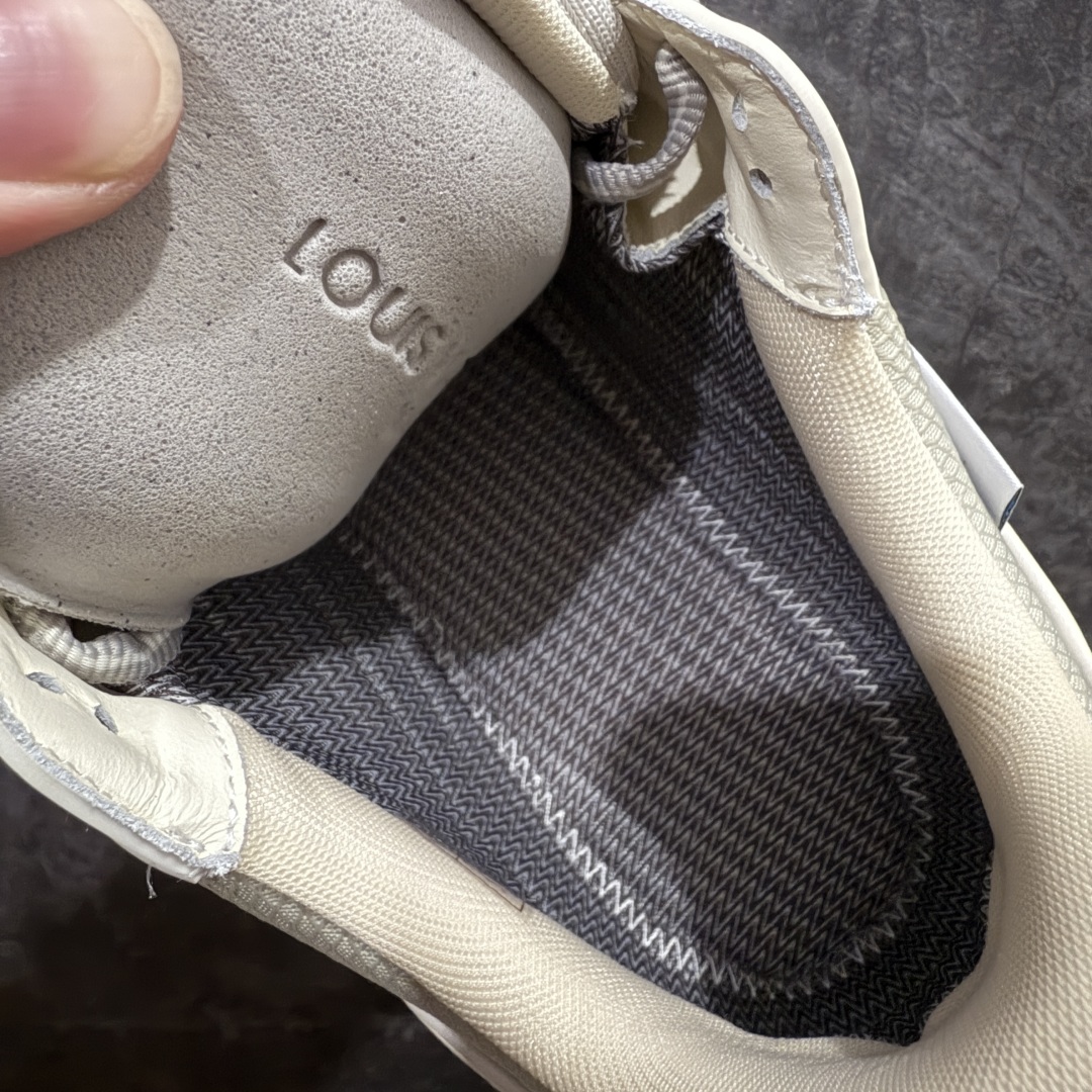 图片[9]-【海淘代购升级版】 现货当天可取 LV Trainer系列高奢运动鞋 新款芯片顶级 潮人必备单品 同步ZP官网空胶工艺 鞋舌、挂饰均镶嵌NFC芯片感应装置 正确胶片断点式设计 中底正确还原原版油印字母比例 1：1原楦格板、楦头、刀磨全新升级！ 独家订制顶级压纹麂皮 原版开模TPU大底 质感原版一致 垫脚聚米微料加透气英伦网布 披靡市场任何版本！细节完美呈现！ 代购指定版本 全新升级最新双盒包装 扫码秒进官网！ 全套包装配件同比原版 尺码： 38-46-选品中心