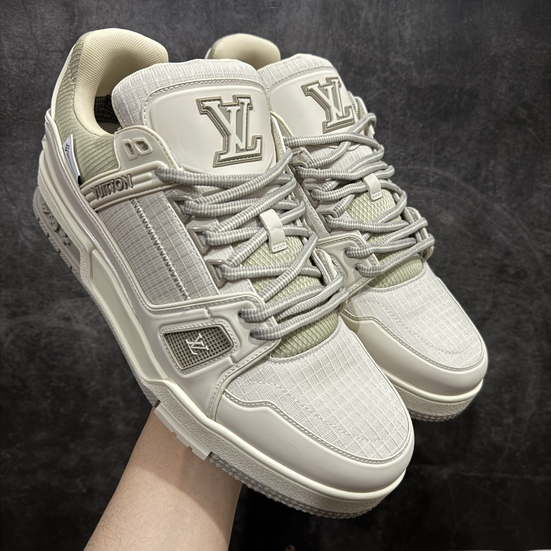 【海淘代购升级版】 现货当天可取 LV Trainer系列高奢运动鞋 新款芯片顶级 潮人必备单品 同步ZP官网空胶工艺 鞋舌、挂饰均镶嵌NFC芯片感应装置 正确胶片断点式设计 中底正确还原原版油印字母比例 1：1原楦格板、楦头、刀磨全新升级！ 独家订制顶级压纹麂皮 原版开模TPU大底 质感原版一致 垫脚聚米微料加透气英伦网布 披靡市场任何版本！细节完美呈现！ 代购指定版本 全新升级最新双盒包装 扫码秒进官网！ 全套包装配件同比原版 尺码： 38-46-选品中心