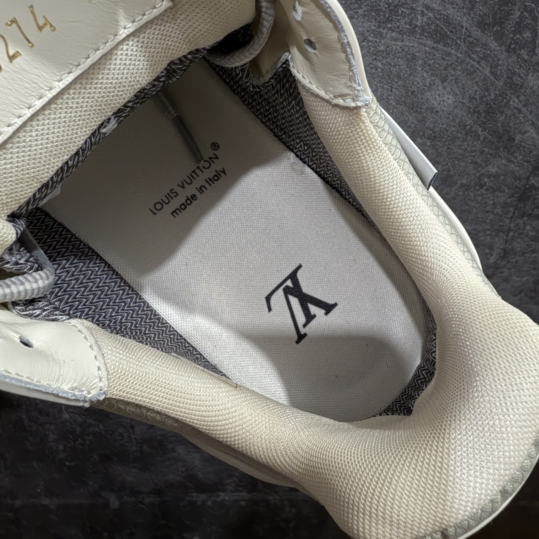 图片[8]-【海淘代购升级版】 现货当天可取 LV Trainer系列高奢运动鞋 新款芯片顶级 潮人必备单品 同步ZP官网空胶工艺 鞋舌、挂饰均镶嵌NFC芯片感应装置 正确胶片断点式设计 中底正确还原原版油印字母比例 1：1原楦格板、楦头、刀磨全新升级！ 独家订制顶级压纹麂皮 原版开模TPU大底 质感原版一致 垫脚聚米微料加透气英伦网布 披靡市场任何版本！细节完美呈现！ 代购指定版本 全新升级最新双盒包装 扫码秒进官网！ 全套包装配件同比原版 尺码： 38-46-选品中心