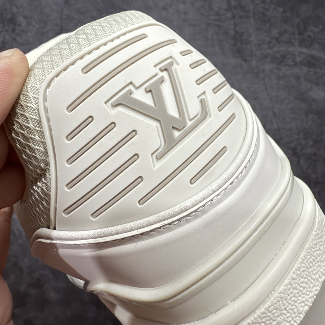 图片[2]-【海淘代购升级版】 现货当天可取 LV Trainer系列高奢运动鞋 新款芯片顶级 潮人必备单品 同步ZP官网空胶工艺 鞋舌、挂饰均镶嵌NFC芯片感应装置 正确胶片断点式设计 中底正确还原原版油印字母比例 1：1原楦格板、楦头、刀磨全新升级！ 独家订制顶级压纹麂皮 原版开模TPU大底 质感原版一致 垫脚聚米微料加透气英伦网布 披靡市场任何版本！细节完美呈现！ 代购指定版本 全新升级最新双盒包装 扫码秒进官网！ 全套包装配件同比原版 尺码： 38-46-选品中心