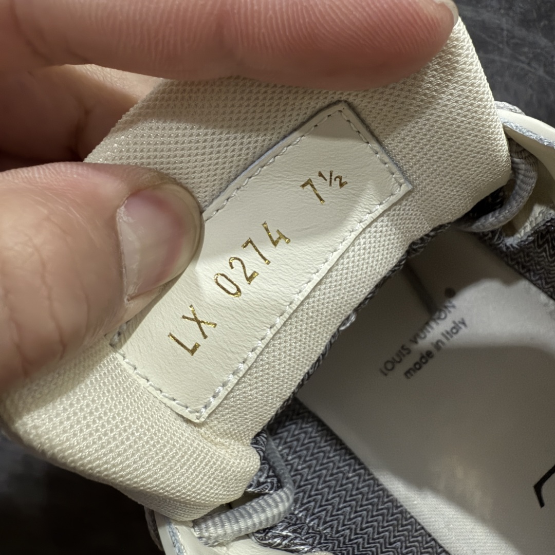 图片[7]-【海淘代购升级版】 现货当天可取 LV Trainer系列高奢运动鞋 新款芯片顶级 潮人必备单品 同步ZP官网空胶工艺 鞋舌、挂饰均镶嵌NFC芯片感应装置 正确胶片断点式设计 中底正确还原原版油印字母比例 1：1原楦格板、楦头、刀磨全新升级！ 独家订制顶级压纹麂皮 原版开模TPU大底 质感原版一致 垫脚聚米微料加透气英伦网布 披靡市场任何版本！细节完美呈现！ 代购指定版本 全新升级最新双盒包装 扫码秒进官网！ 全套包装配件同比原版 尺码： 38-46-选品中心