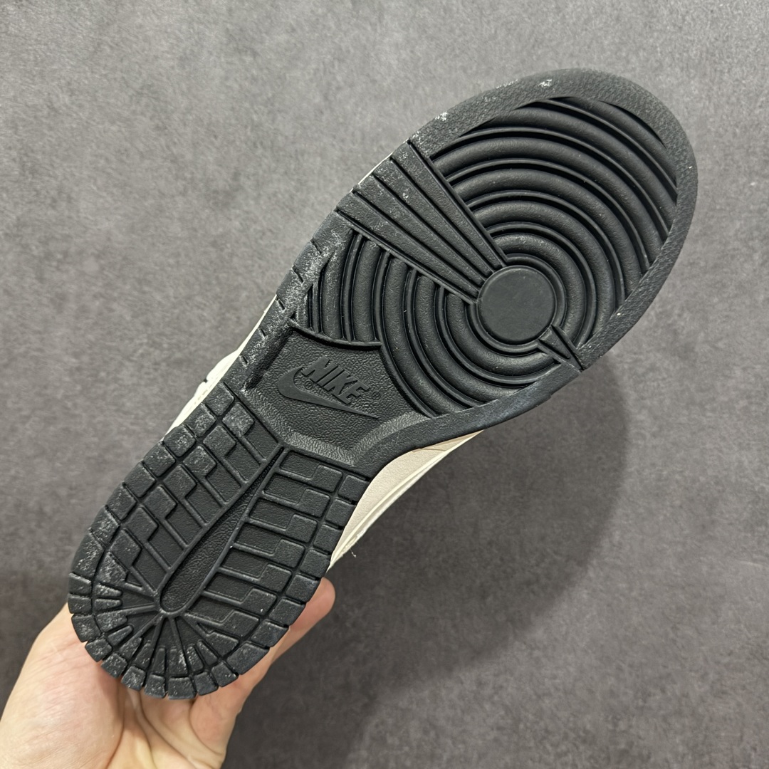 图片[9]-【定制版】Nk SB Dunk Low NIKE联名 红标米黑抽绳 周年高端定制 低帮休闲板鞋  #定制鞋盒 大厂纯原品质出货 超高清洁度 皮料切割干净无任何毛边 细节完美   货号：XX3168-118 尺码：36 36.5 37.5 38 38.5 39 40 40.5 41 42 42.5 43 44 44.5 45-选品中心