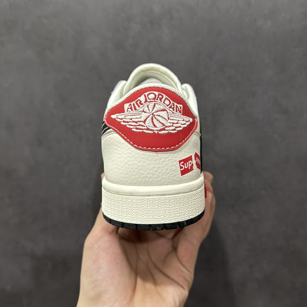 图片[4]-【定制版】Travis Scott x Fragment Design x Air Jordan 1 Low OG SP AJ1 乔1 Supreme联名 米黑金属红标 低帮文化休闲板鞋  #多方联名合作融合了Travis Scott 独特的音乐风格，藤原浩个性的设计风格以及Jordan品牌的经典元素 使其成为一双具有独特身份和价值的鞋子 清新而立体的外观加上联名标识更突出了其独特身份 这种配色方案显示出活力和时尚感 在视觉上引人注目 鞋身的质感和细腻的细节处理使其显得高端而格调十足 这款“倒钩”联名是设计与创意完美结合 融合多方的个性风格是一款备受瞩目的潮流鞋款  货号：XS6089-510 尺码：36 36.5 37.5 38 38.5 39 40 40.5 41 42 42.5 43 44 44.5 45-选品中心