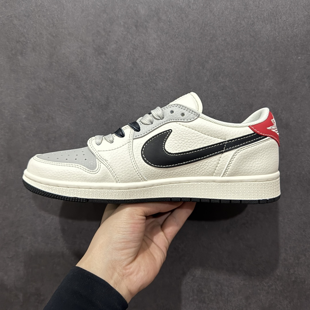 图片[2]-【定制版】Travis Scott x Fragment Design x Air Jordan 1 Low OG SP AJ1 乔1 Supreme联名 米黑金属红标 低帮文化休闲板鞋  #多方联名合作融合了Travis Scott 独特的音乐风格，藤原浩个性的设计风格以及Jordan品牌的经典元素 使其成为一双具有独特身份和价值的鞋子 清新而立体的外观加上联名标识更突出了其独特身份 这种配色方案显示出活力和时尚感 在视觉上引人注目 鞋身的质感和细腻的细节处理使其显得高端而格调十足 这款“倒钩”联名是设计与创意完美结合 融合多方的个性风格是一款备受瞩目的潮流鞋款  货号：XS6089-510 尺码：36 36.5 37.5 38 38.5 39 40 40.5 41 42 42.5 43 44 44.5 45-选品中心