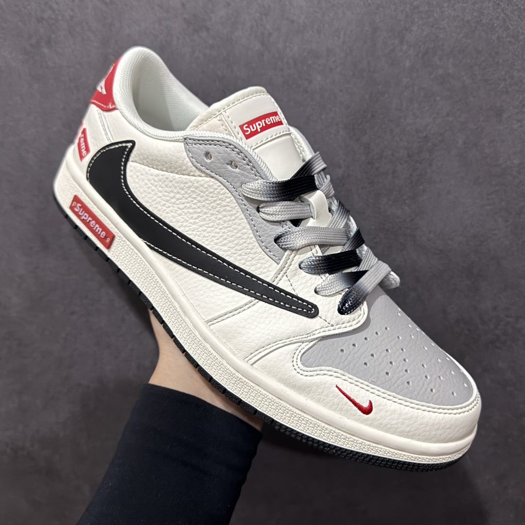 图片[3]-【定制版】Travis Scott x Fragment Design x Air Jordan 1 Low OG SP AJ1 乔1 Supreme联名 米黑金属红标 低帮文化休闲板鞋  #多方联名合作融合了Travis Scott 独特的音乐风格，藤原浩个性的设计风格以及Jordan品牌的经典元素 使其成为一双具有独特身份和价值的鞋子 清新而立体的外观加上联名标识更突出了其独特身份 这种配色方案显示出活力和时尚感 在视觉上引人注目 鞋身的质感和细腻的细节处理使其显得高端而格调十足 这款“倒钩”联名是设计与创意完美结合 融合多方的个性风格是一款备受瞩目的潮流鞋款  货号：XS6089-510 尺码：36 36.5 37.5 38 38.5 39 40 40.5 41 42 42.5 43 44 44.5 45-选品中心
