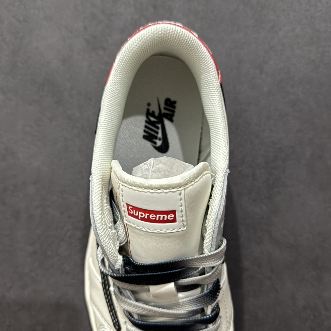 图片[7]-【定制版】Travis Scott x Fragment Design x Air Jordan 1 Low OG SP AJ1 乔1 Supreme联名 米黑金属红标 低帮文化休闲板鞋  #多方联名合作融合了Travis Scott 独特的音乐风格，藤原浩个性的设计风格以及Jordan品牌的经典元素 使其成为一双具有独特身份和价值的鞋子 清新而立体的外观加上联名标识更突出了其独特身份 这种配色方案显示出活力和时尚感 在视觉上引人注目 鞋身的质感和细腻的细节处理使其显得高端而格调十足 这款“倒钩”联名是设计与创意完美结合 融合多方的个性风格是一款备受瞩目的潮流鞋款  货号：XS6089-510 尺码：36 36.5 37.5 38 38.5 39 40 40.5 41 42 42.5 43 44 44.5 45-选品中心