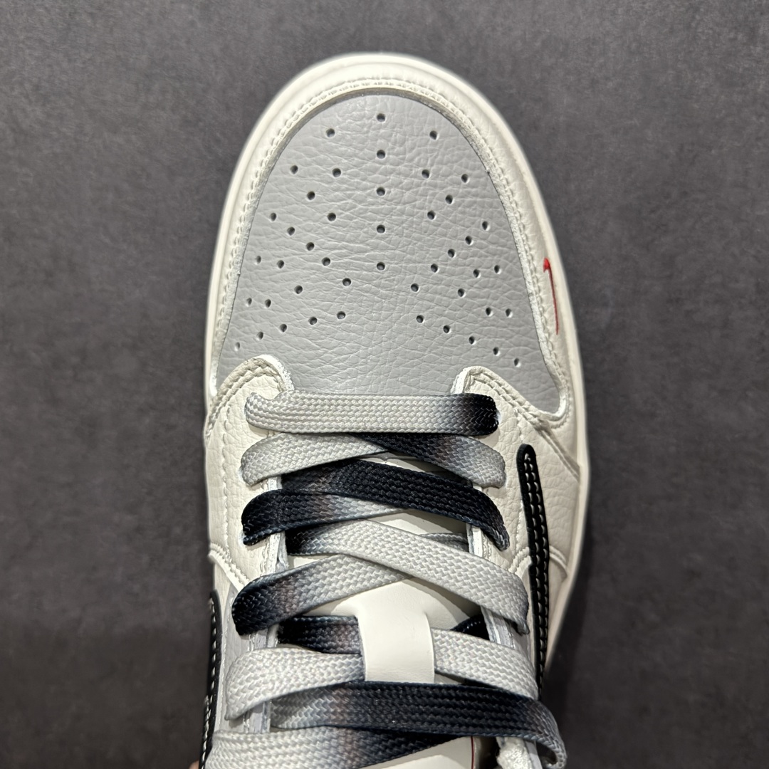 图片[8]-【定制版】Travis Scott x Fragment Design x Air Jordan 1 Low OG SP AJ1 乔1 Supreme联名 米黑金属红标 低帮文化休闲板鞋  #多方联名合作融合了Travis Scott 独特的音乐风格，藤原浩个性的设计风格以及Jordan品牌的经典元素 使其成为一双具有独特身份和价值的鞋子 清新而立体的外观加上联名标识更突出了其独特身份 这种配色方案显示出活力和时尚感 在视觉上引人注目 鞋身的质感和细腻的细节处理使其显得高端而格调十足 这款“倒钩”联名是设计与创意完美结合 融合多方的个性风格是一款备受瞩目的潮流鞋款  货号：XS6089-510 尺码：36 36.5 37.5 38 38.5 39 40 40.5 41 42 42.5 43 44 44.5 45-选品中心