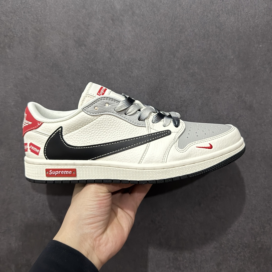 【定制版】Travis Scott x Fragment Design x Air Jordan 1 Low OG SP AJ1 乔1 Supreme联名 米黑金属红标 低帮文化休闲板鞋  #多方联名合作融合了Travis Scott 独特的音乐风格,藤原浩个性的设计风格以及Jordan品牌的经典元素 使其成为一双具有独特身份和价值的鞋子 清新而立体的外观加上联名标识更突出了其独特身份 这种配色方案显示出活力和时尚感 在视觉上引人注目 鞋身的质感和细腻的细节处理使其显得高端而格调十足 这款“倒钩”联名是设计与创意完美结合 融合多方的个性风格是一款备受瞩目的潮流鞋款  货号:XS6089-510 尺码:36 36.5 37.5 38 38.5 39 40 40.5 41 42 42.5 43 44 44.5 45-选品中心