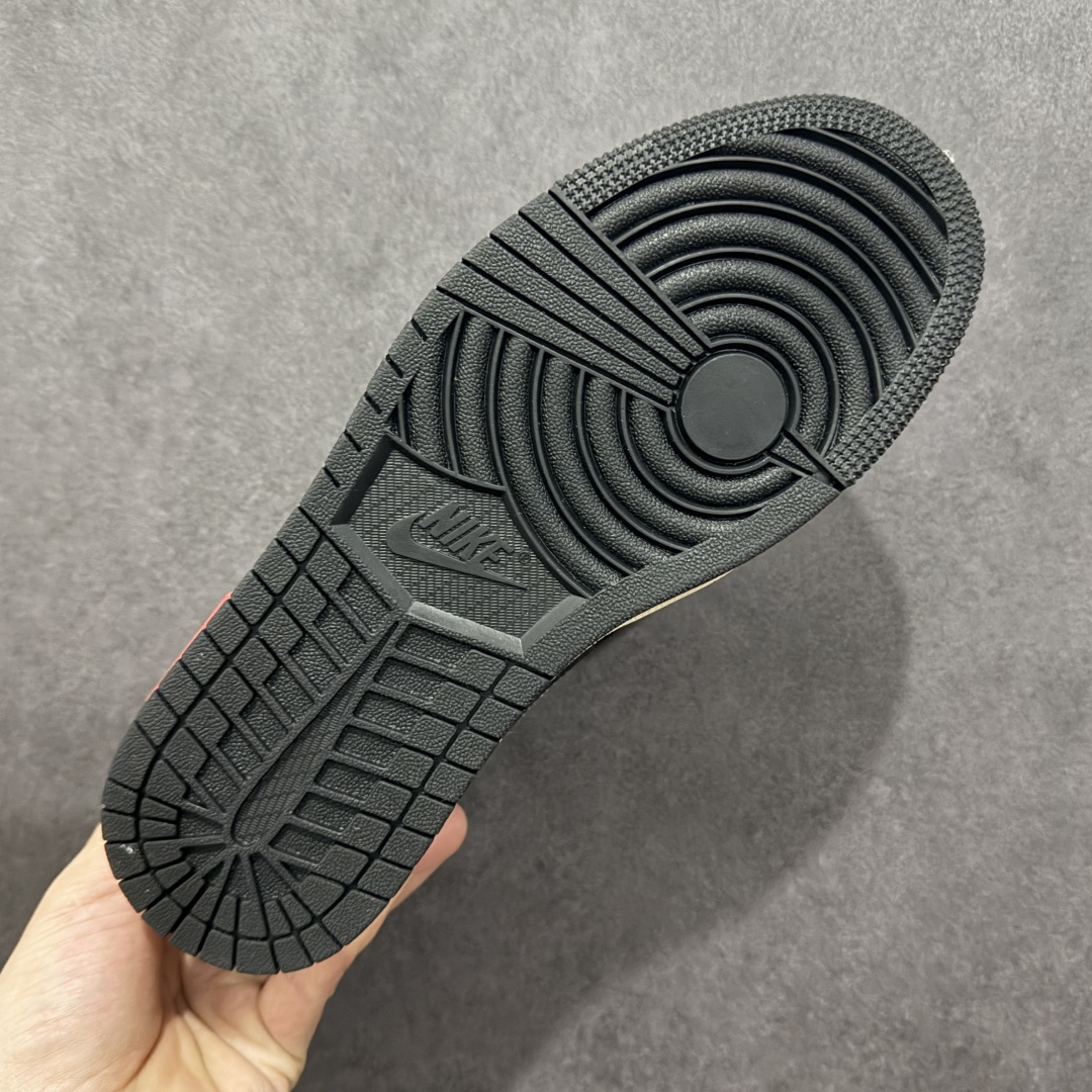 图片[9]-【定制版】Travis Scott x Fragment Design x Air Jordan 1 Low OG SP AJ1 乔1 Supreme联名 米黑金属红标 低帮文化休闲板鞋  #多方联名合作融合了Travis Scott 独特的音乐风格，藤原浩个性的设计风格以及Jordan品牌的经典元素 使其成为一双具有独特身份和价值的鞋子 清新而立体的外观加上联名标识更突出了其独特身份 这种配色方案显示出活力和时尚感 在视觉上引人注目 鞋身的质感和细腻的细节处理使其显得高端而格调十足 这款“倒钩”联名是设计与创意完美结合 融合多方的个性风格是一款备受瞩目的潮流鞋款  货号：XS6089-510 尺码：36 36.5 37.5 38 38.5 39 40 40.5 41 42 42.5 43 44 44.5 45-选品中心