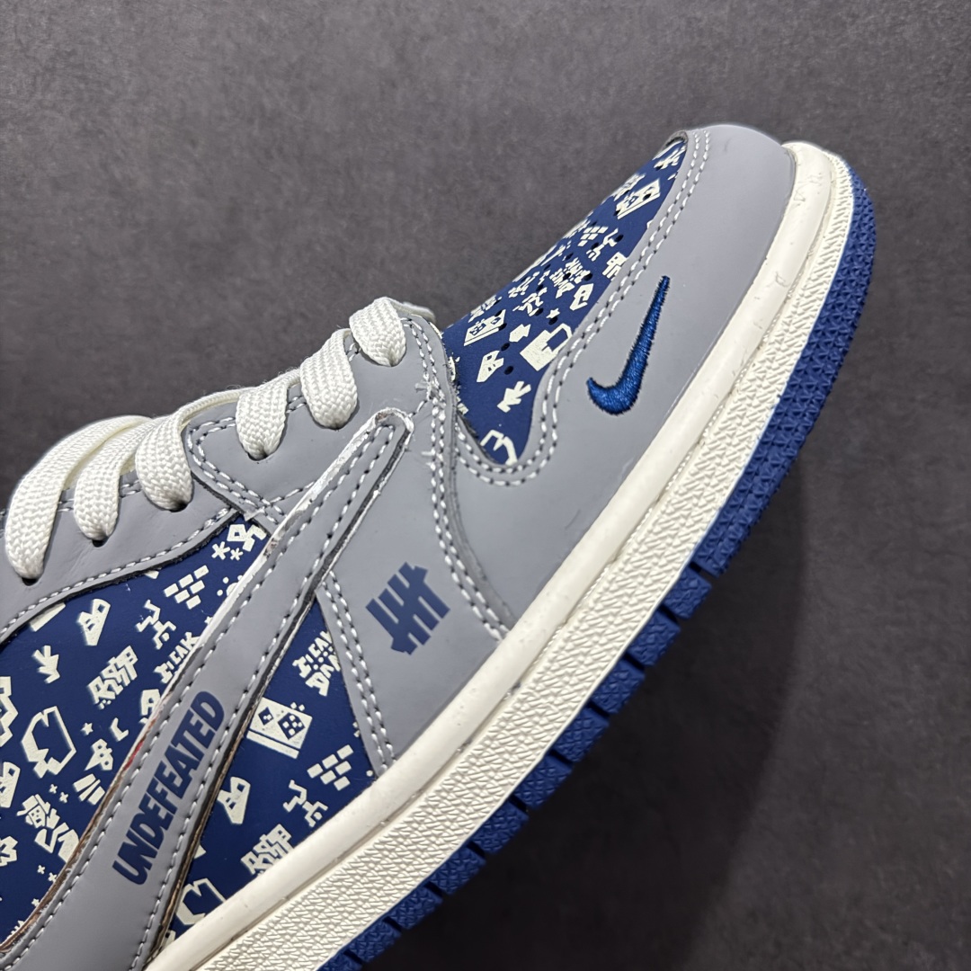图片[5]-【定制版】Travis Scott x Fragment Design x Air Jordan 1 Low OG SP AJ1 乔1 UN联名 灰蓝鬼脸 低帮文化休闲板鞋  #多方联名合作融合了Travis Scott 独特的音乐风格，藤原浩个性的设计风格以及Jordan品牌的经典元素 使其成为一双具有独特身份和价值的鞋子 清新而立体的外观加上联名标识更突出了其独特身份 这种配色方案显示出活力和时尚感 在视觉上引人注目 鞋身的质感和细腻的细节处理使其显得高端而格调十足 这款“倒钩”联名是设计与创意完美结合 融合多方的个性风格是一款备受瞩目的潮流鞋款 货号：XS2024-015  尺码：36 36.5 37.5 38 38.5 39 40 40.5 41 42 42.5 43 44 44.5 45-选品中心