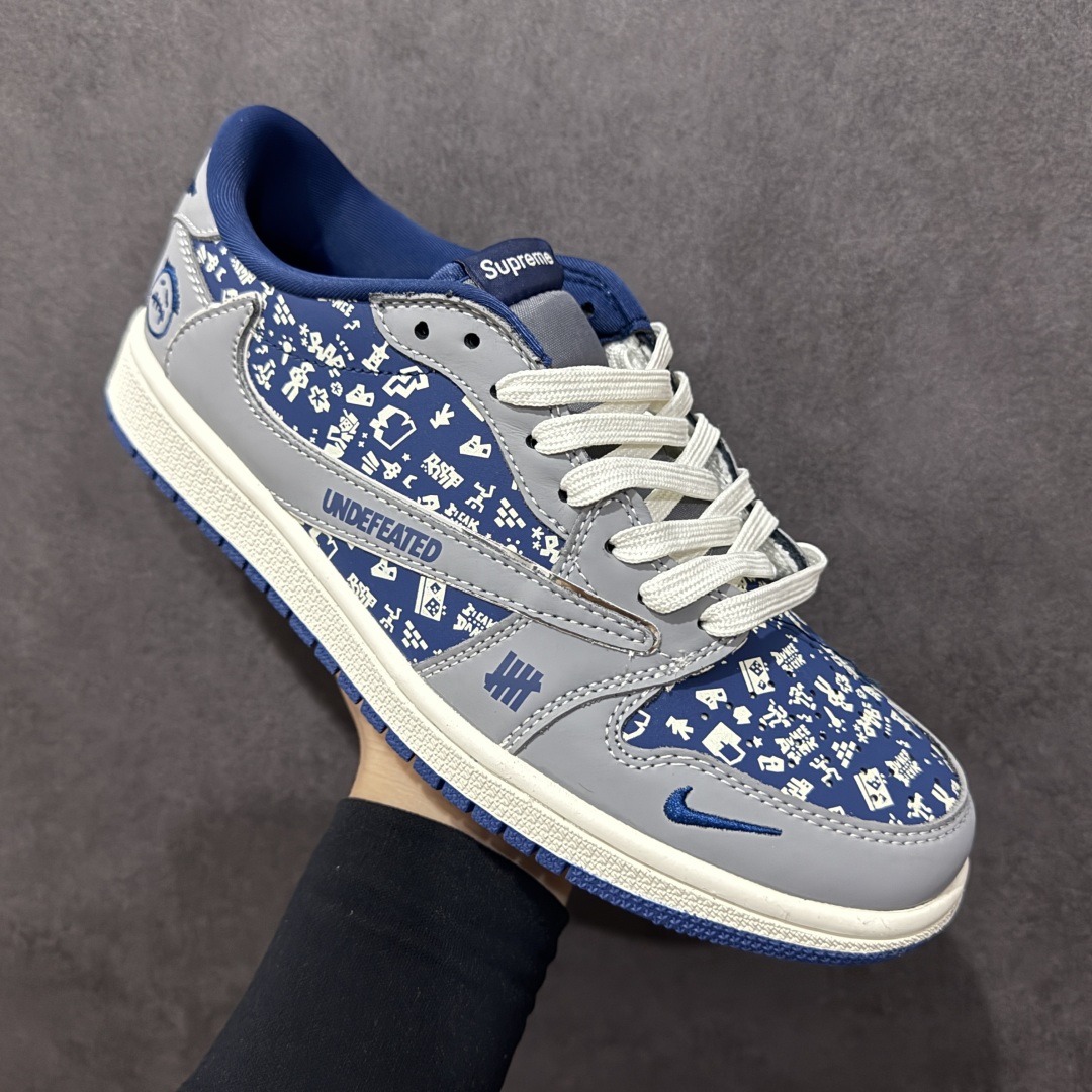 图片[3]-【定制版】Travis Scott x Fragment Design x Air Jordan 1 Low OG SP AJ1 乔1 UN联名 灰蓝鬼脸 低帮文化休闲板鞋  #多方联名合作融合了Travis Scott 独特的音乐风格，藤原浩个性的设计风格以及Jordan品牌的经典元素 使其成为一双具有独特身份和价值的鞋子 清新而立体的外观加上联名标识更突出了其独特身份 这种配色方案显示出活力和时尚感 在视觉上引人注目 鞋身的质感和细腻的细节处理使其显得高端而格调十足 这款“倒钩”联名是设计与创意完美结合 融合多方的个性风格是一款备受瞩目的潮流鞋款 货号：XS2024-015  尺码：36 36.5 37.5 38 38.5 39 40 40.5 41 42 42.5 43 44 44.5 45-选品中心