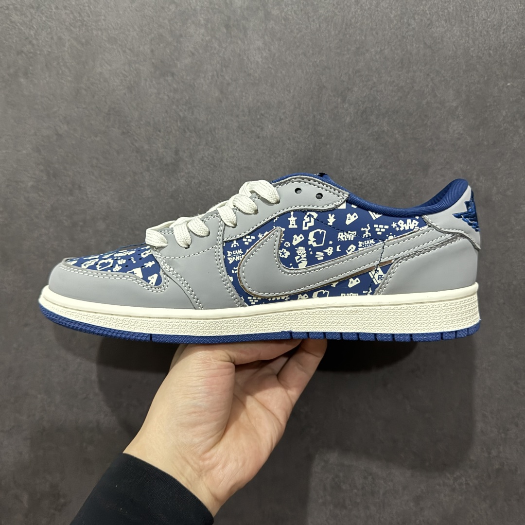 图片[2]-【定制版】Travis Scott x Fragment Design x Air Jordan 1 Low OG SP AJ1 乔1 UN联名 灰蓝鬼脸 低帮文化休闲板鞋  #多方联名合作融合了Travis Scott 独特的音乐风格，藤原浩个性的设计风格以及Jordan品牌的经典元素 使其成为一双具有独特身份和价值的鞋子 清新而立体的外观加上联名标识更突出了其独特身份 这种配色方案显示出活力和时尚感 在视觉上引人注目 鞋身的质感和细腻的细节处理使其显得高端而格调十足 这款“倒钩”联名是设计与创意完美结合 融合多方的个性风格是一款备受瞩目的潮流鞋款 货号：XS2024-015  尺码：36 36.5 37.5 38 38.5 39 40 40.5 41 42 42.5 43 44 44.5 45-选品中心