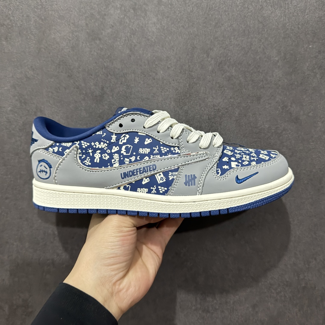 【定制版】Travis Scott x Fragment Design x Air Jordan 1 Low OG SP AJ1 乔1 UN联名 灰蓝鬼脸 低帮文化休闲板鞋  #多方联名合作融合了Travis Scott 独特的音乐风格,藤原浩个性的设计风格以及Jordan品牌的经典元素 使其成为一双具有独特身份和价值的鞋子 清新而立体的外观加上联名标识更突出了其独特身份 这种配色方案显示出活力和时尚感 在视觉上引人注目 鞋身的质感和细腻的细节处理使其显得高端而格调十足 这款“倒钩”联名是设计与创意完美结合 融合多方的个性风格是一款备受瞩目的潮流鞋款 货号:XS2024-015  尺码:36 36.5 37.5 38 38.5 39 40 40.5 41 42 42.5 43 44 44.5 45-选品中心