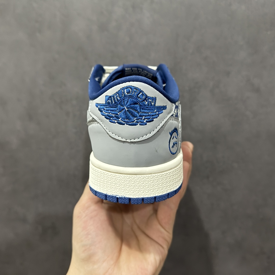 图片[4]-【定制版】Travis Scott x Fragment Design x Air Jordan 1 Low OG SP AJ1 乔1 UN联名 灰蓝鬼脸 低帮文化休闲板鞋  #多方联名合作融合了Travis Scott 独特的音乐风格，藤原浩个性的设计风格以及Jordan品牌的经典元素 使其成为一双具有独特身份和价值的鞋子 清新而立体的外观加上联名标识更突出了其独特身份 这种配色方案显示出活力和时尚感 在视觉上引人注目 鞋身的质感和细腻的细节处理使其显得高端而格调十足 这款“倒钩”联名是设计与创意完美结合 融合多方的个性风格是一款备受瞩目的潮流鞋款 货号：XS2024-015  尺码：36 36.5 37.5 38 38.5 39 40 40.5 41 42 42.5 43 44 44.5 45-选品中心