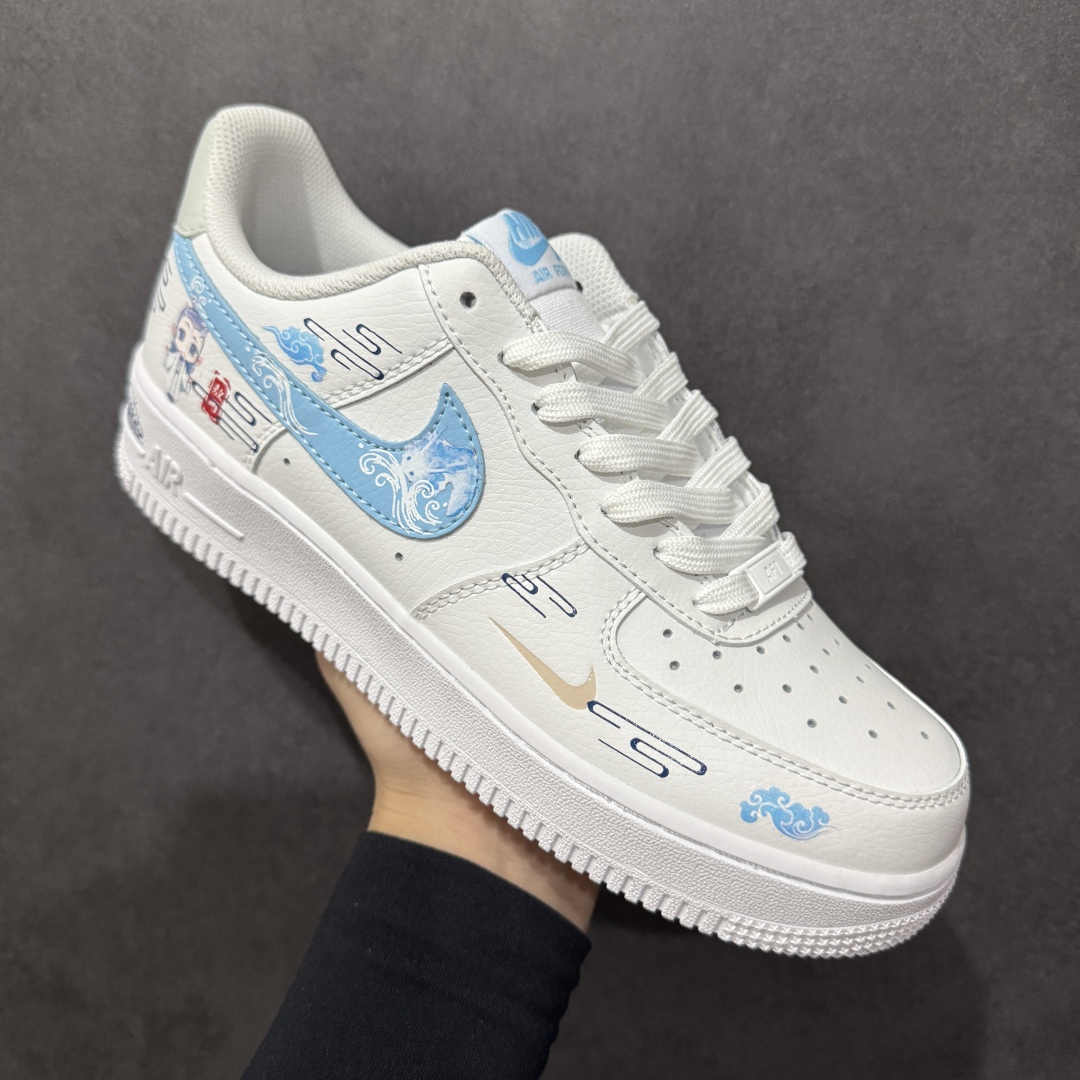 图片[3]-【定制版】二次元手绘涂鸦“灵珠敖丙”🧡“Lingzhu”🧡 空军一号定制板鞋 灵珠敖丙是动画电影《哪吒之魔童降世》中的重要角色。他本是东海龙宫三太子，由灵珠转世而生。敖丙拥有高颜值，一袭白衣，气质翩翩，眉清目秀。敖丙天赋异禀，身负强大的法术，能操控冰与水，实力不凡。虽出身于龙族，肩负着振兴家族的重任 货号：HF0022-010 尺码： 36 36.5 37.5 38 38.5 39 40 40.5 41 42 42.5 43 44 44.5 45-选品中心