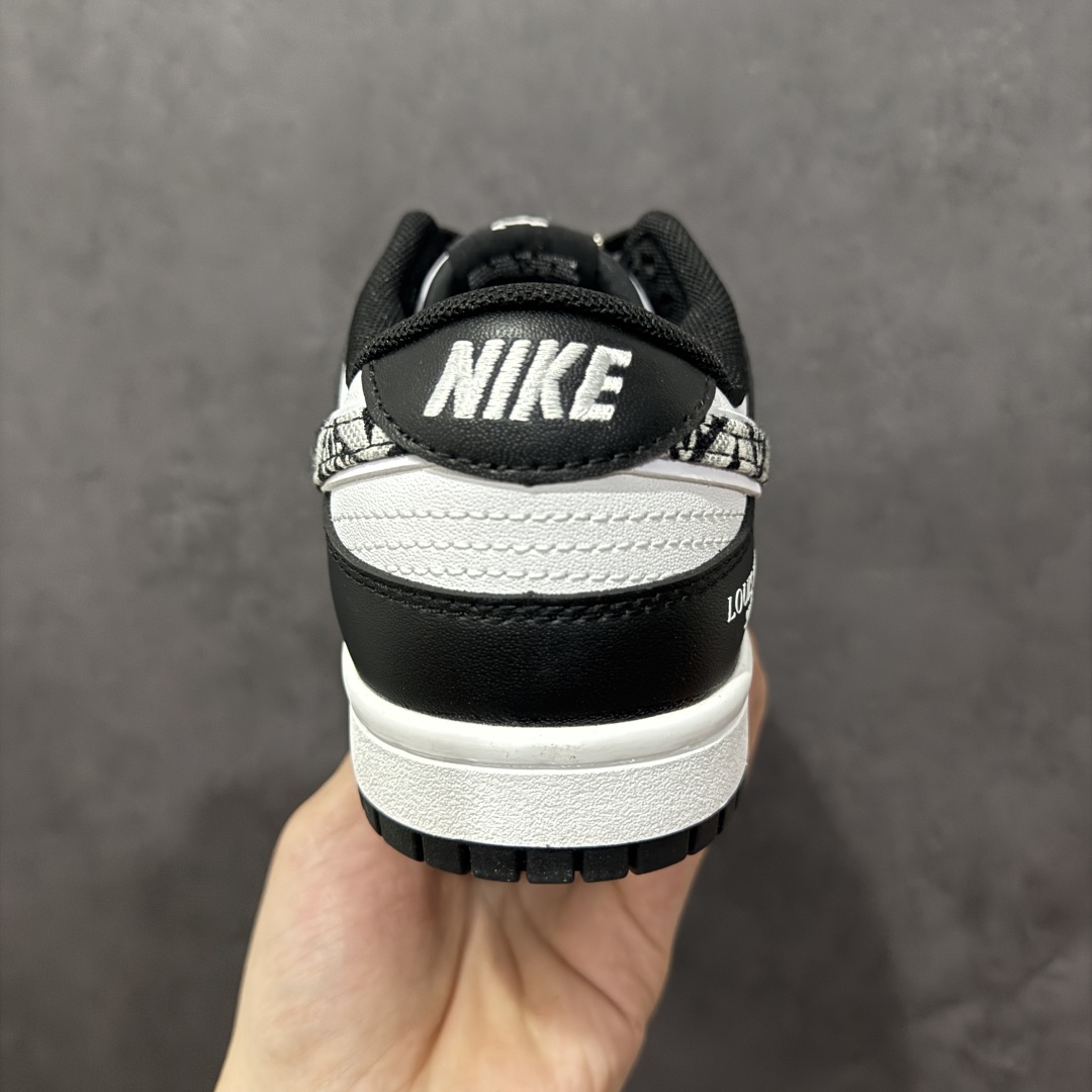 图片[4]-【定制版福利】Louis Vuitton x Nike Dunk SB Low 路易威登 x 耐克 SB 低帮 LV联名黑白 鞋身以白黑作为主色调，鞋面采用白色皮革打造，搭配黑色皮革框架覆盖层，使鞋款十分百搭，鞋舌绣标上以LV标志呈现，鞋身两侧的Swoosh Logo采用黑白相间牛仔点缀，鞋舌是网眼布材料，增强了透气性，整体十分百搭。后跟Nike字样以白色刺绣妆点，鞋头处侧边LV标志白色点缀，后跟带有白色Louis Vuitton字样，彰显联名身份；最后以白色中底搭配黑色橡胶外底完善整体设计收尾。 货号：JH8035-929 尺码：36 36.5 37.5 38 38.5 39 40 40.5 41 42 42.5 43 44 44.5 45-选品中心