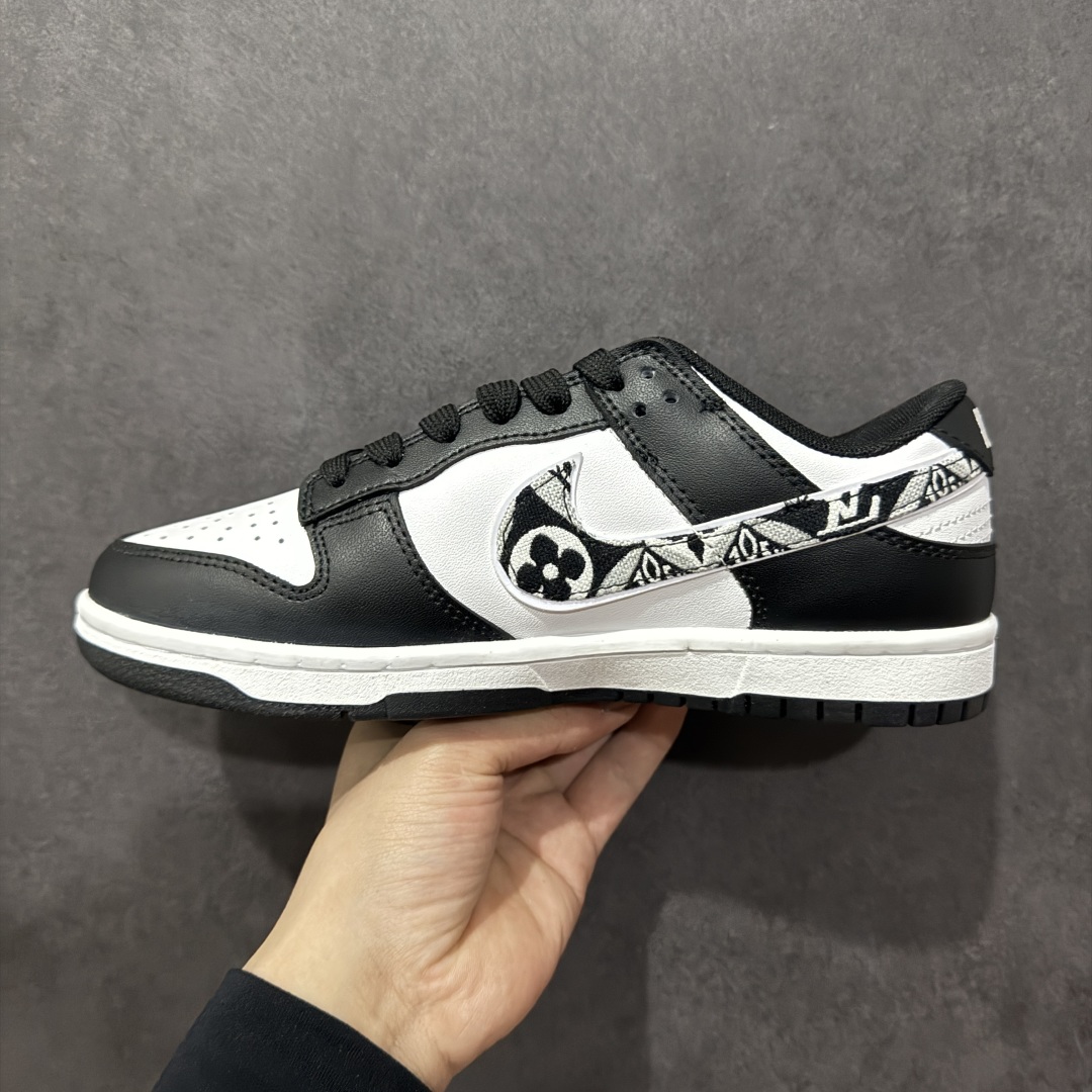 图片[2]-【定制版福利】Louis Vuitton x Nike Dunk SB Low 路易威登 x 耐克 SB 低帮 LV联名黑白 鞋身以白黑作为主色调，鞋面采用白色皮革打造，搭配黑色皮革框架覆盖层，使鞋款十分百搭，鞋舌绣标上以LV标志呈现，鞋身两侧的Swoosh Logo采用黑白相间牛仔点缀，鞋舌是网眼布材料，增强了透气性，整体十分百搭。后跟Nike字样以白色刺绣妆点，鞋头处侧边LV标志白色点缀，后跟带有白色Louis Vuitton字样，彰显联名身份；最后以白色中底搭配黑色橡胶外底完善整体设计收尾。 货号：JH8035-929 尺码：36 36.5 37.5 38 38.5 39 40 40.5 41 42 42.5 43 44 44.5 45-选品中心