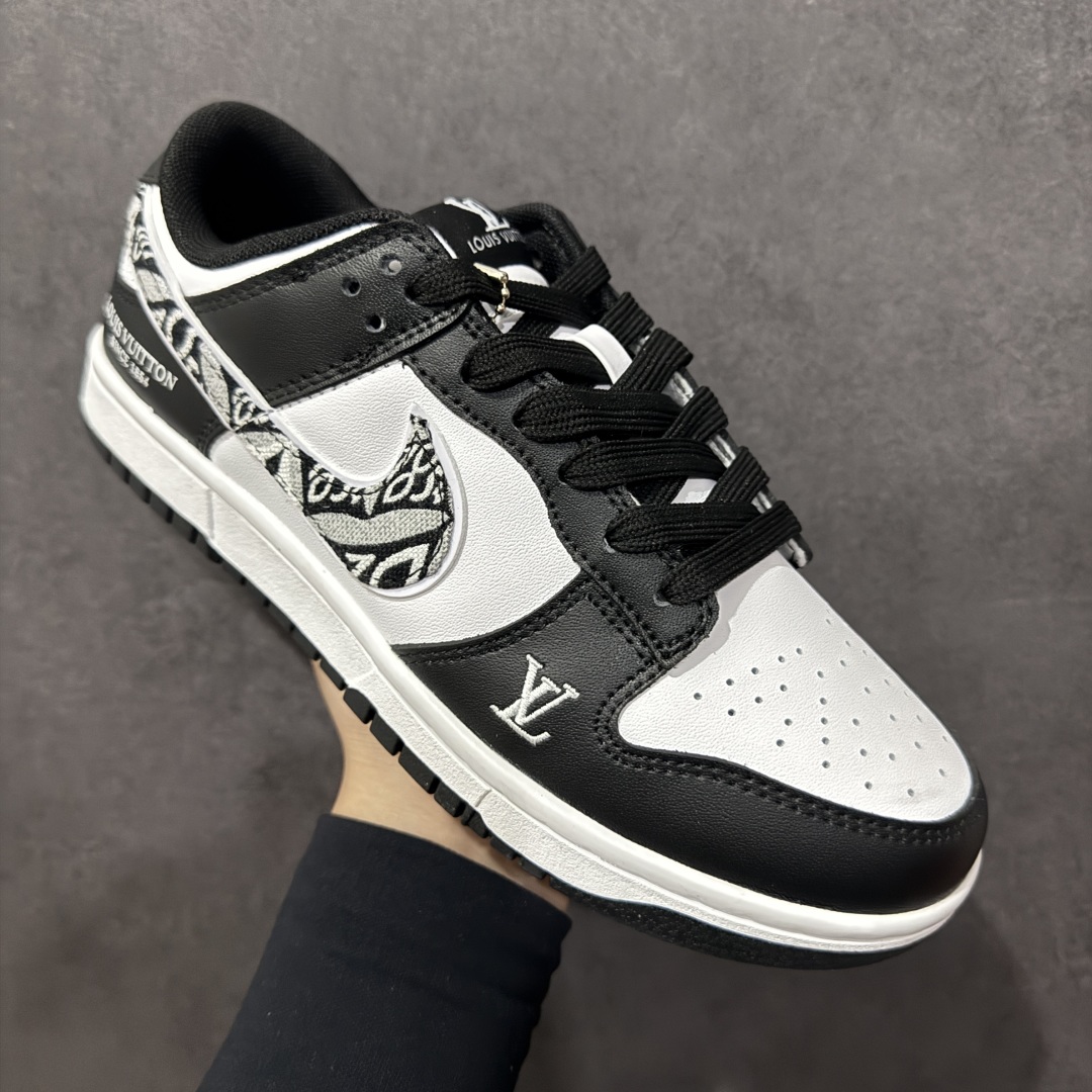 图片[3]-【定制版福利】Louis Vuitton x Nike Dunk SB Low 路易威登 x 耐克 SB 低帮 LV联名黑白 鞋身以白黑作为主色调，鞋面采用白色皮革打造，搭配黑色皮革框架覆盖层，使鞋款十分百搭，鞋舌绣标上以LV标志呈现，鞋身两侧的Swoosh Logo采用黑白相间牛仔点缀，鞋舌是网眼布材料，增强了透气性，整体十分百搭。后跟Nike字样以白色刺绣妆点，鞋头处侧边LV标志白色点缀，后跟带有白色Louis Vuitton字样，彰显联名身份；最后以白色中底搭配黑色橡胶外底完善整体设计收尾。 货号：JH8035-929 尺码：36 36.5 37.5 38 38.5 39 40 40.5 41 42 42.5 43 44 44.5 45-选品中心