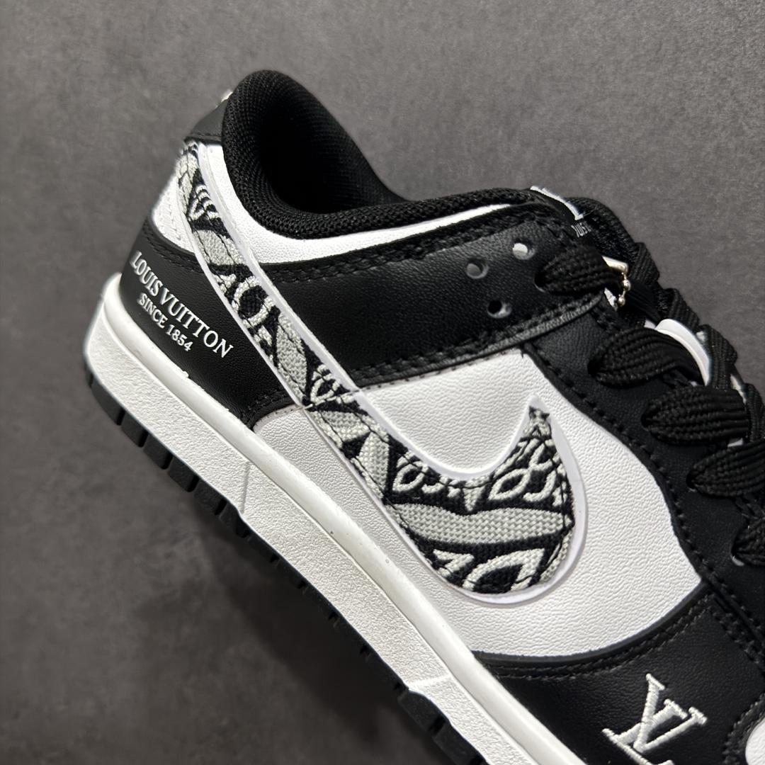 图片[6]-【定制版福利】Louis Vuitton x Nike Dunk SB Low 路易威登 x 耐克 SB 低帮 LV联名黑白 鞋身以白黑作为主色调，鞋面采用白色皮革打造，搭配黑色皮革框架覆盖层，使鞋款十分百搭，鞋舌绣标上以LV标志呈现，鞋身两侧的Swoosh Logo采用黑白相间牛仔点缀，鞋舌是网眼布材料，增强了透气性，整体十分百搭。后跟Nike字样以白色刺绣妆点，鞋头处侧边LV标志白色点缀，后跟带有白色Louis Vuitton字样，彰显联名身份；最后以白色中底搭配黑色橡胶外底完善整体设计收尾。 货号：JH8035-929 尺码：36 36.5 37.5 38 38.5 39 40 40.5 41 42 42.5 43 44 44.5 45-选品中心