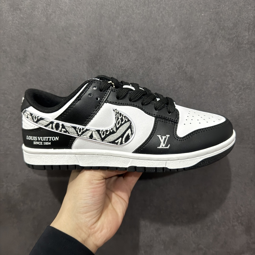 【定制版福利】Louis Vuitton x Nike Dunk SB Low 路易威登 x 耐克 SB 低帮 LV联名黑白 鞋身以白黑作为主色调，鞋面采用白色皮革打造，搭配黑色皮革框架覆盖层，使鞋款十分百搭，鞋舌绣标上以LV标志呈现，鞋身两侧的Swoosh Logo采用黑白相间牛仔点缀，鞋舌是网眼布材料，增强了透气性，整体十分百搭。后跟Nike字样以白色刺绣妆点，鞋头处侧边LV标志白色点缀，后跟带有白色Louis Vuitton字样，彰显联名身份；最后以白色中底搭配黑色橡胶外底完善整体设计收尾。 货号：JH8035-929 尺码：36 36.5 37.5 38 38.5 39 40 40.5 41 42 42.5 43 44 44.5 45-选品中心