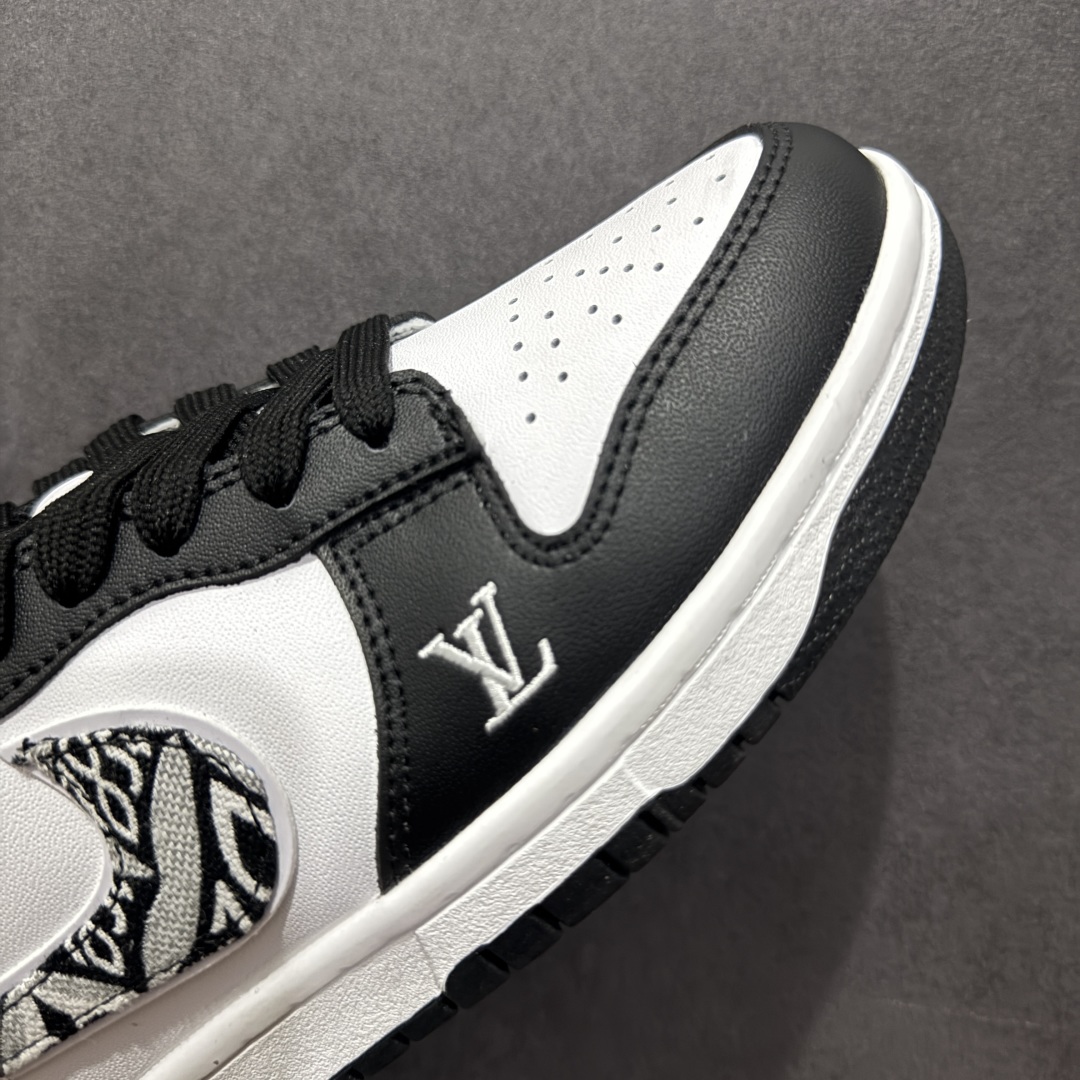 图片[5]-【定制版福利】Louis Vuitton x Nike Dunk SB Low 路易威登 x 耐克 SB 低帮 LV联名黑白 鞋身以白黑作为主色调，鞋面采用白色皮革打造，搭配黑色皮革框架覆盖层，使鞋款十分百搭，鞋舌绣标上以LV标志呈现，鞋身两侧的Swoosh Logo采用黑白相间牛仔点缀，鞋舌是网眼布材料，增强了透气性，整体十分百搭。后跟Nike字样以白色刺绣妆点，鞋头处侧边LV标志白色点缀，后跟带有白色Louis Vuitton字样，彰显联名身份；最后以白色中底搭配黑色橡胶外底完善整体设计收尾。 货号：JH8035-929 尺码：36 36.5 37.5 38 38.5 39 40 40.5 41 42 42.5 43 44 44.5 45-选品中心