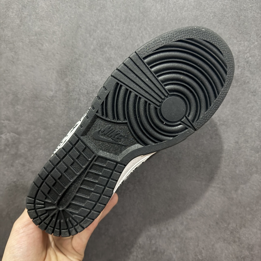 图片[9]-【定制版福利】Louis Vuitton x Nike Dunk SB Low 路易威登 x 耐克 SB 低帮 LV联名黑白 鞋身以白黑作为主色调，鞋面采用白色皮革打造，搭配黑色皮革框架覆盖层，使鞋款十分百搭，鞋舌绣标上以LV标志呈现，鞋身两侧的Swoosh Logo采用黑白相间牛仔点缀，鞋舌是网眼布材料，增强了透气性，整体十分百搭。后跟Nike字样以白色刺绣妆点，鞋头处侧边LV标志白色点缀，后跟带有白色Louis Vuitton字样，彰显联名身份；最后以白色中底搭配黑色橡胶外底完善整体设计收尾。 货号：JH8035-929 尺码：36 36.5 37.5 38 38.5 39 40 40.5 41 42 42.5 43 44 44.5 45-选品中心