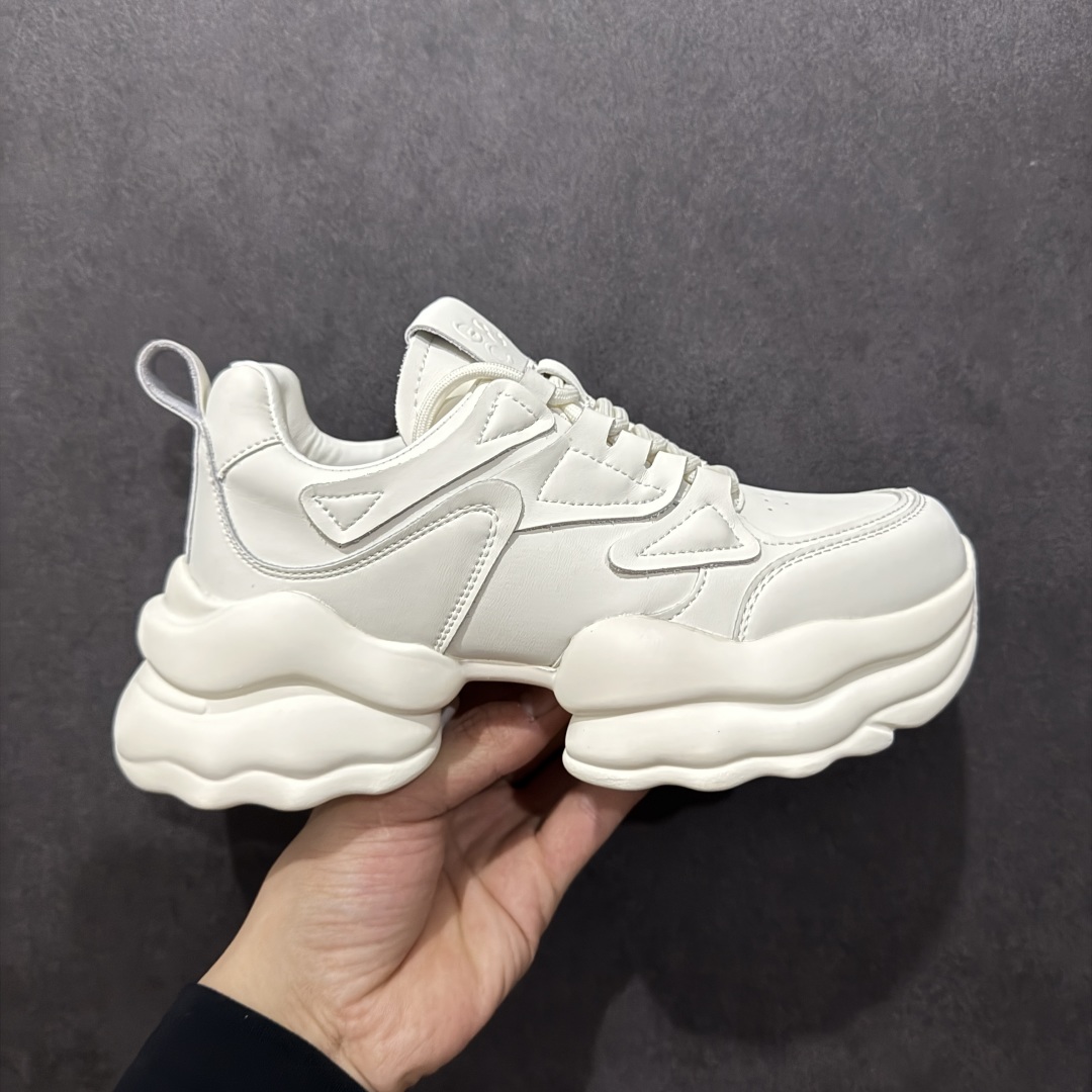 【公司级】GG-CC Chunky Low休闲运动厚底增高老爹鞋系列 #广东大厂出品 全套包装配件 完美细节 25ss春季新款厚底增高 大长腿 时髦look轻松定格 不费力展现率性氛围 高档银盒 酷帅机能风不规则设计大底 拼接造型设计 轻便舒适百搭 GGCC厚底增高简直就是小个子的快乐!不管怎么搭都好看~ 尺码:35 36 37 38 39 40-选品中心