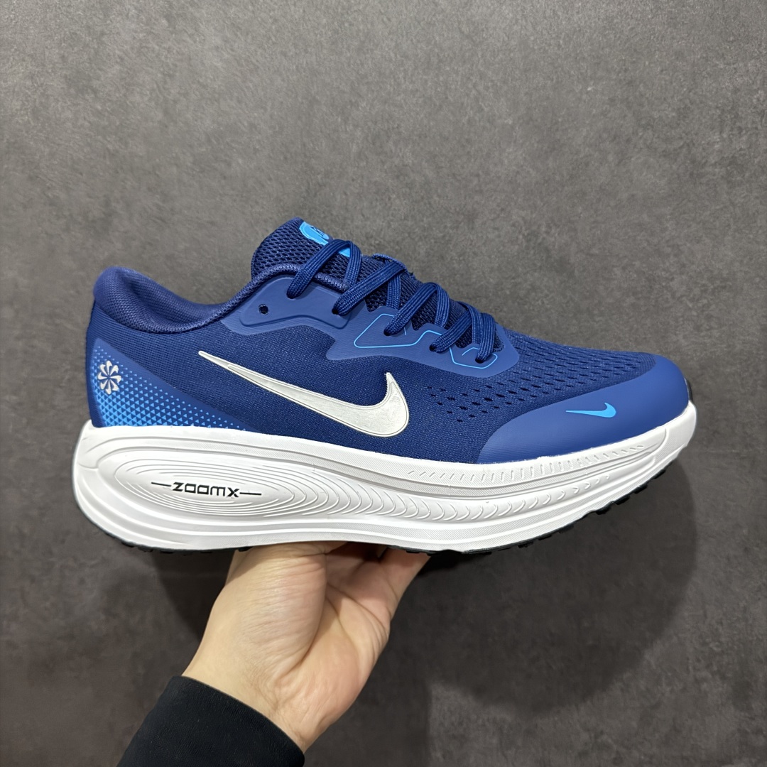 【公司级】Nike VOMERO 18X 登月系列 轻盈跑鞋 舒适百搭防滑耐磨 低帮 休闲跑步鞋 拥有 Zoom Air 一如既往的稳定感和流畅感 鞋面采用工程网眼设计 为特定高热区域营造出色透气性 进一步增加鞋面的穿孔数量 让足部能够快速散热 中足搭配 Flywire 飞线 在高速运动时营造舒适稳定的贴合感 内置Zoon气垫加持 动力十足 货号：HM2519-109 尺码：40 41 42 43 44 45-选品中心