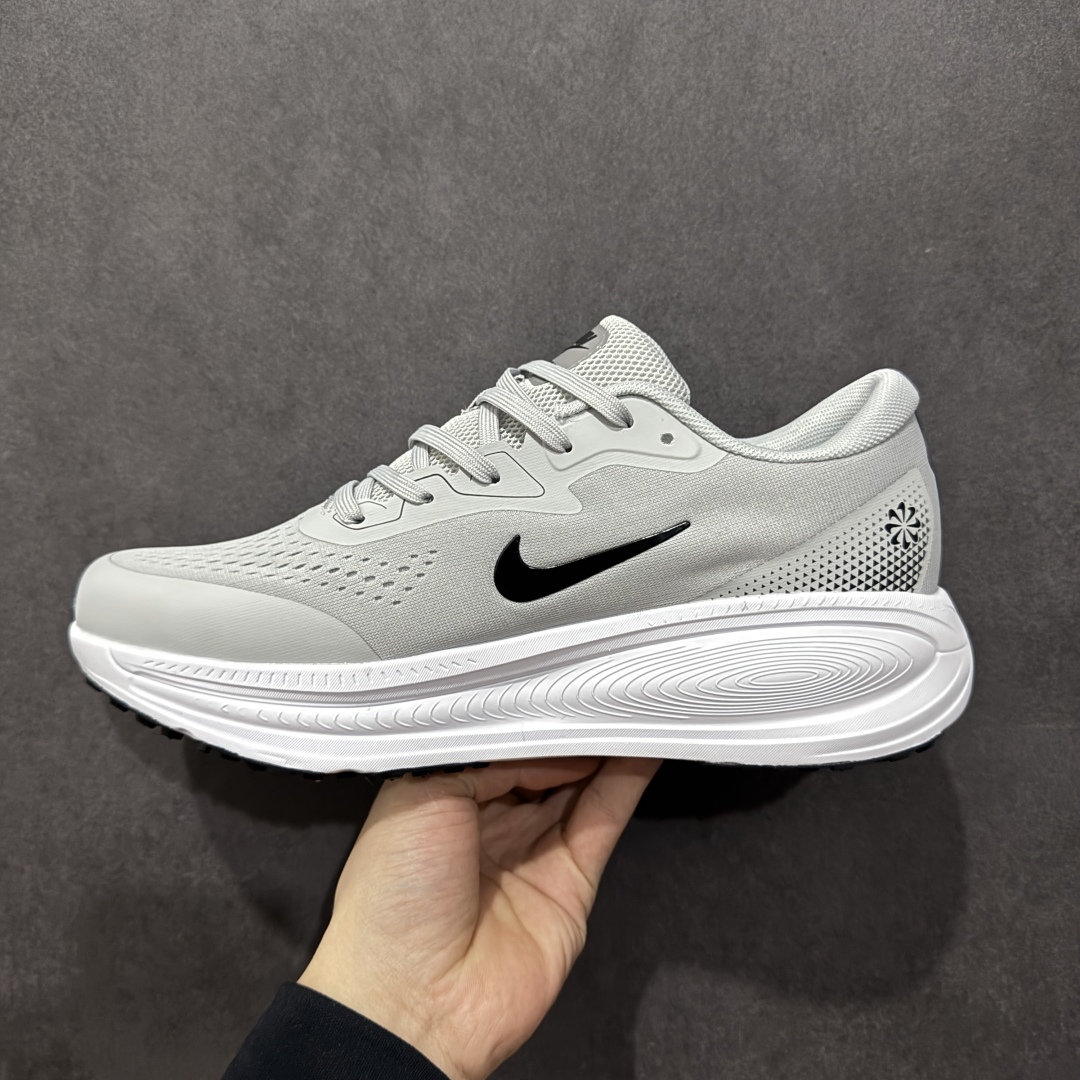 图片[2]-【公司级】Nike VOMERO 18X 登月系列 轻盈跑鞋 舒适百搭防滑耐磨 低帮 休闲跑步鞋 拥有 Zoom Air 一如既往的稳定感和流畅感 鞋面采用工程网眼设计 为特定高热区域营造出色透气性 进一步增加鞋面的穿孔数量 让足部能够快速散热 中足搭配 Flywire 飞线 在高速运动时营造舒适稳定的贴合感 内置Zoon气垫加持 动力十足 货号：HM2519-101 尺码：40 41 42 43 44 45-选品中心