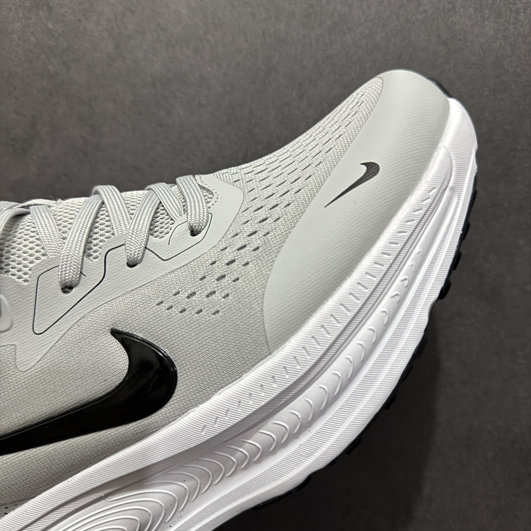图片[5]-【公司级】Nike VOMERO 18X 登月系列 轻盈跑鞋 舒适百搭防滑耐磨 低帮 休闲跑步鞋 拥有 Zoom Air 一如既往的稳定感和流畅感 鞋面采用工程网眼设计 为特定高热区域营造出色透气性 进一步增加鞋面的穿孔数量 让足部能够快速散热 中足搭配 Flywire 飞线 在高速运动时营造舒适稳定的贴合感 内置Zoon气垫加持 动力十足 货号：HM2519-101 尺码：40 41 42 43 44 45-选品中心