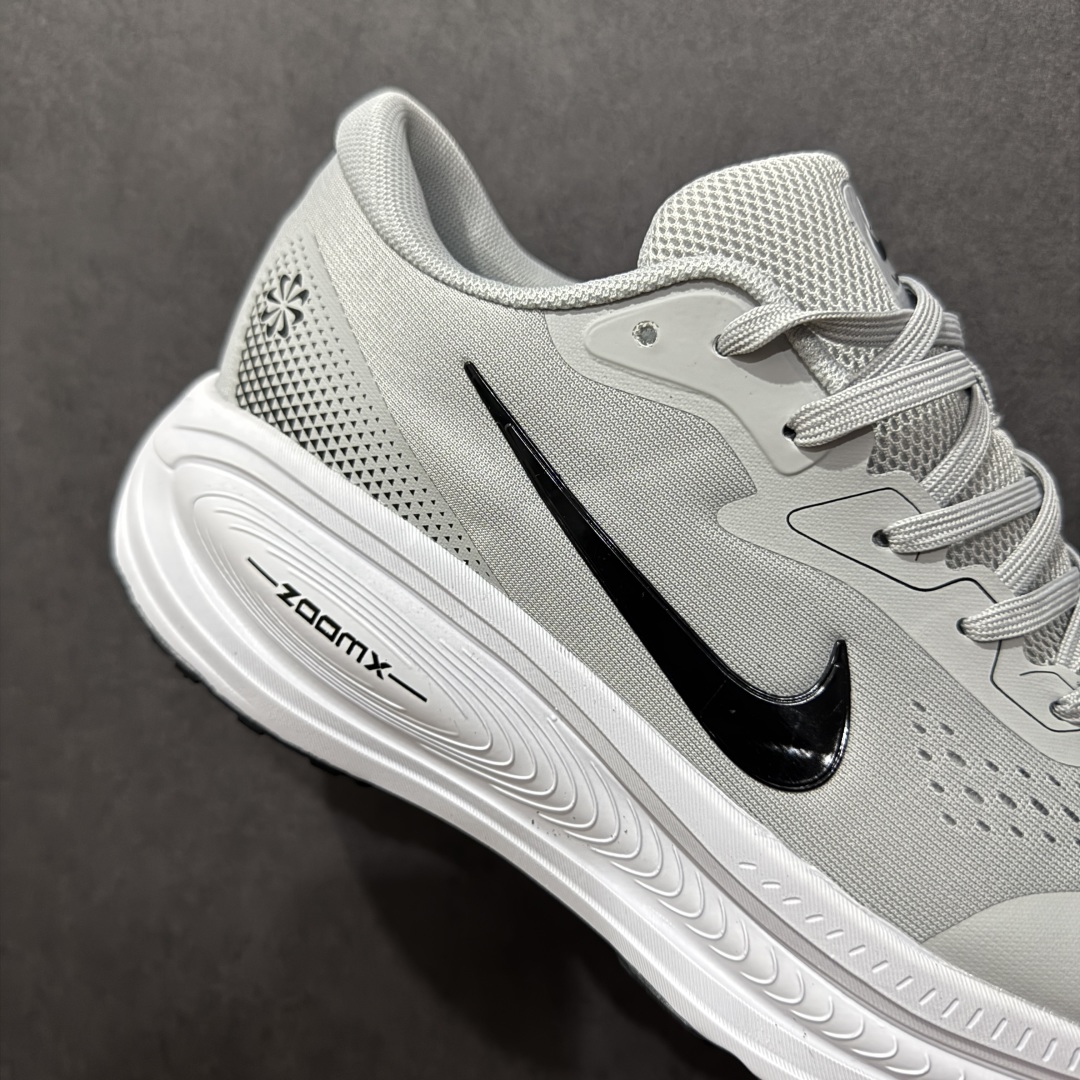 图片[6]-【公司级】Nike VOMERO 18X 登月系列 轻盈跑鞋 舒适百搭防滑耐磨 低帮 休闲跑步鞋 拥有 Zoom Air 一如既往的稳定感和流畅感 鞋面采用工程网眼设计 为特定高热区域营造出色透气性 进一步增加鞋面的穿孔数量 让足部能够快速散热 中足搭配 Flywire 飞线 在高速运动时营造舒适稳定的贴合感 内置Zoon气垫加持 动力十足 货号：HM2519-101 尺码：40 41 42 43 44 45-选品中心