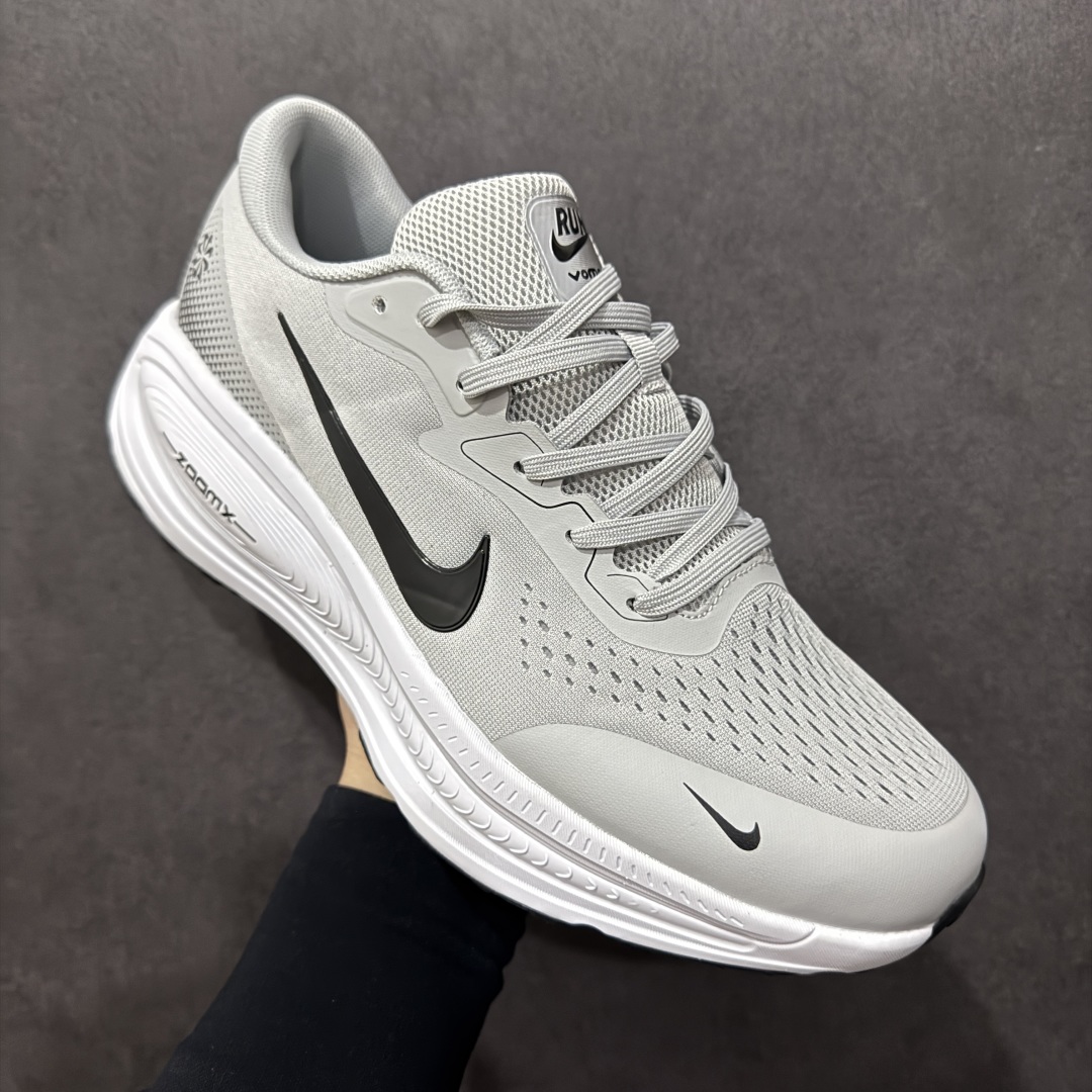 图片[3]-【公司级】Nike VOMERO 18X 登月系列 轻盈跑鞋 舒适百搭防滑耐磨 低帮 休闲跑步鞋 拥有 Zoom Air 一如既往的稳定感和流畅感 鞋面采用工程网眼设计 为特定高热区域营造出色透气性 进一步增加鞋面的穿孔数量 让足部能够快速散热 中足搭配 Flywire 飞线 在高速运动时营造舒适稳定的贴合感 内置Zoon气垫加持 动力十足 货号：HM2519-101 尺码：40 41 42 43 44 45-选品中心