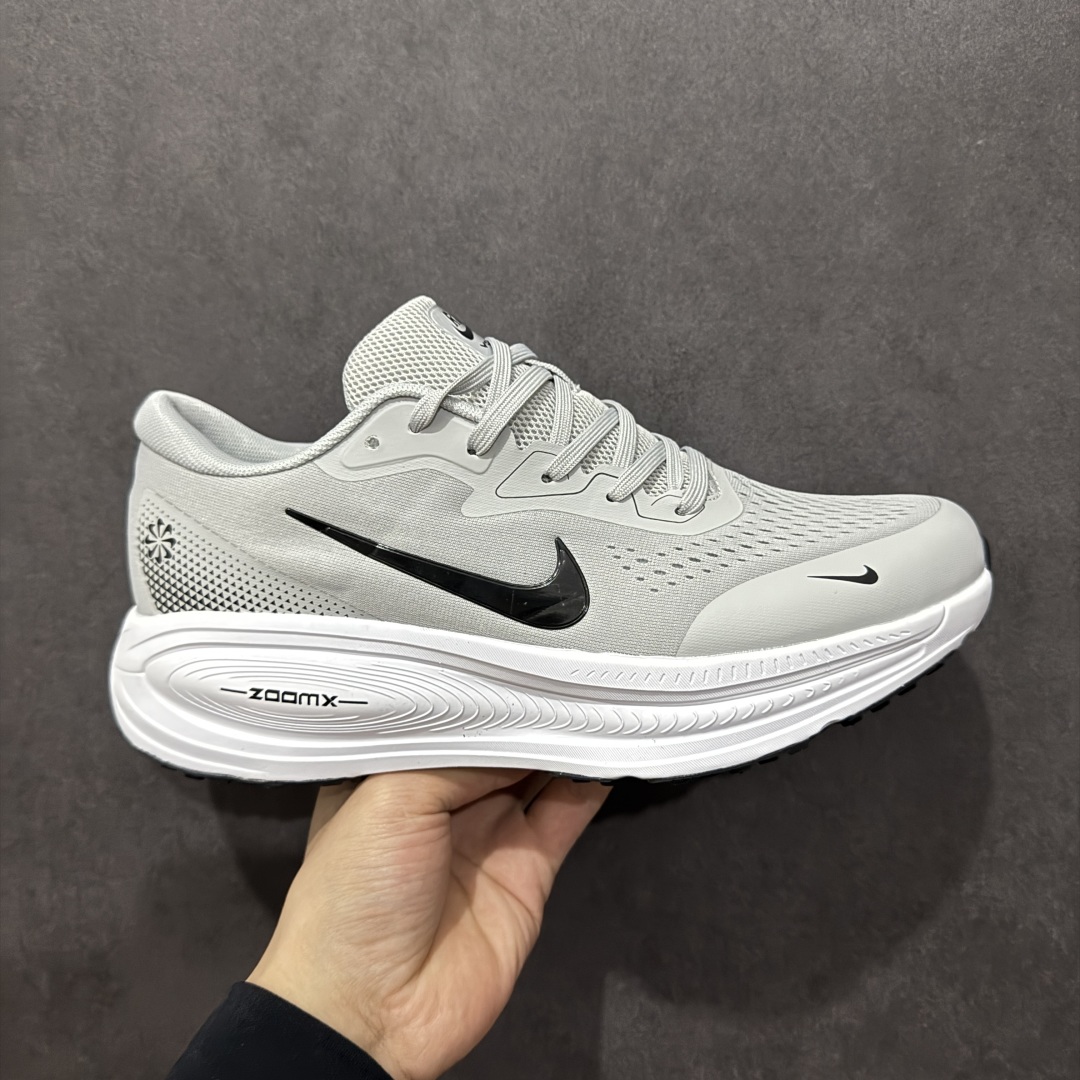 【公司级】Nike VOMERO 18X 登月系列 轻盈跑鞋 舒适百搭防滑耐磨 低帮 休闲跑步鞋 拥有 Zoom Air 一如既往的稳定感和流畅感 鞋面采用工程网眼设计 为特定高热区域营造出色透气性 进一步增加鞋面的穿孔数量 让足部能够快速散热 中足搭配 Flywire 飞线 在高速运动时营造舒适稳定的贴合感 内置Zoon气垫加持 动力十足 货号：HM2519-101 尺码：40 41 42 43 44 45-选品中心