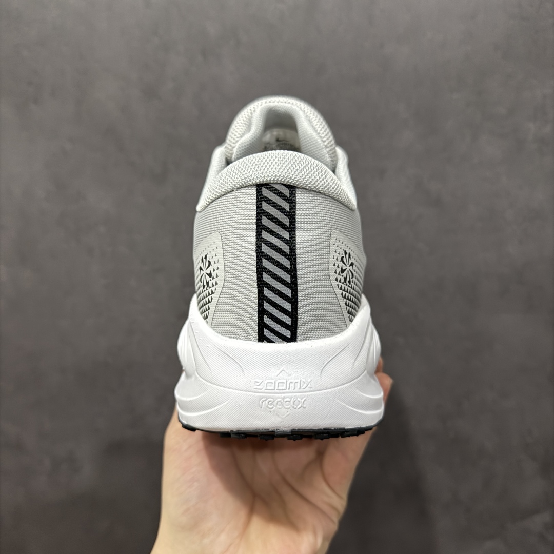 图片[4]-【公司级】Nike VOMERO 18X 登月系列 轻盈跑鞋 舒适百搭防滑耐磨 低帮 休闲跑步鞋 拥有 Zoom Air 一如既往的稳定感和流畅感 鞋面采用工程网眼设计 为特定高热区域营造出色透气性 进一步增加鞋面的穿孔数量 让足部能够快速散热 中足搭配 Flywire 飞线 在高速运动时营造舒适稳定的贴合感 内置Zoon气垫加持 动力十足 货号：HM2519-101 尺码：40 41 42 43 44 45-选品中心