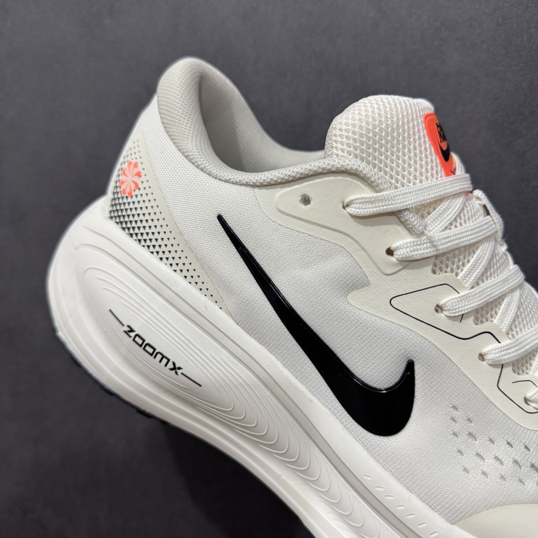 图片[6]-【公司级】Nike VOMERO 18X 登月系列 轻盈跑鞋 舒适百搭防滑耐磨 低帮 休闲跑步鞋 拥有 Zoom Air 一如既往的稳定感和流畅感 鞋面采用工程网眼设计 为特定高热区域营造出色透气性 进一步增加鞋面的穿孔数量 让足部能够快速散热 中足搭配 Flywire 飞线 在高速运动时营造舒适稳定的贴合感 内置Zoon气垫加持 动力十足 货号：HM2519-108 尺码：40 41 42 43 44 45-选品中心