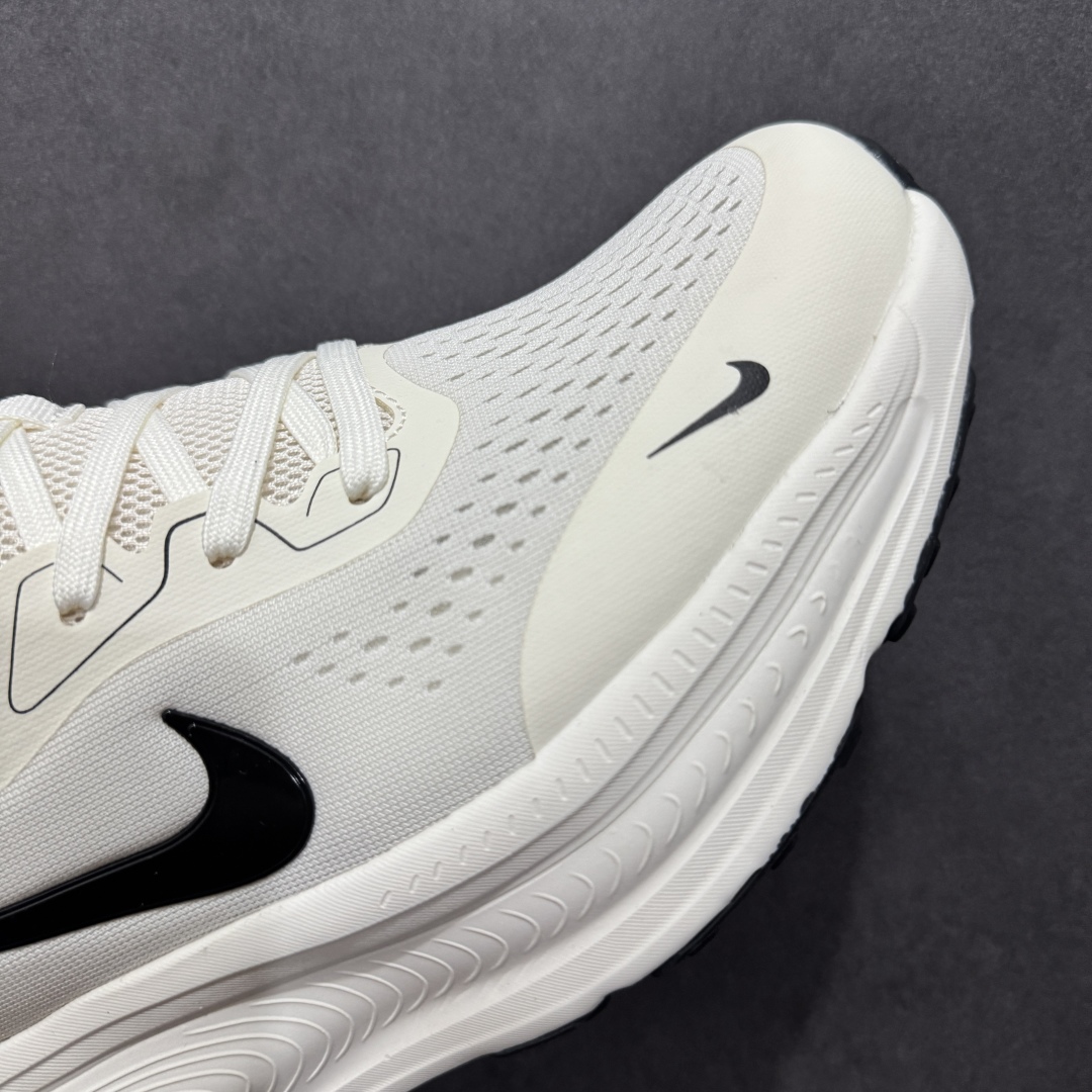 图片[5]-【公司级】Nike VOMERO 18X 登月系列 轻盈跑鞋 舒适百搭防滑耐磨 低帮 休闲跑步鞋 拥有 Zoom Air 一如既往的稳定感和流畅感 鞋面采用工程网眼设计 为特定高热区域营造出色透气性 进一步增加鞋面的穿孔数量 让足部能够快速散热 中足搭配 Flywire 飞线 在高速运动时营造舒适稳定的贴合感 内置Zoon气垫加持 动力十足 货号：HM2519-108 尺码：40 41 42 43 44 45-选品中心